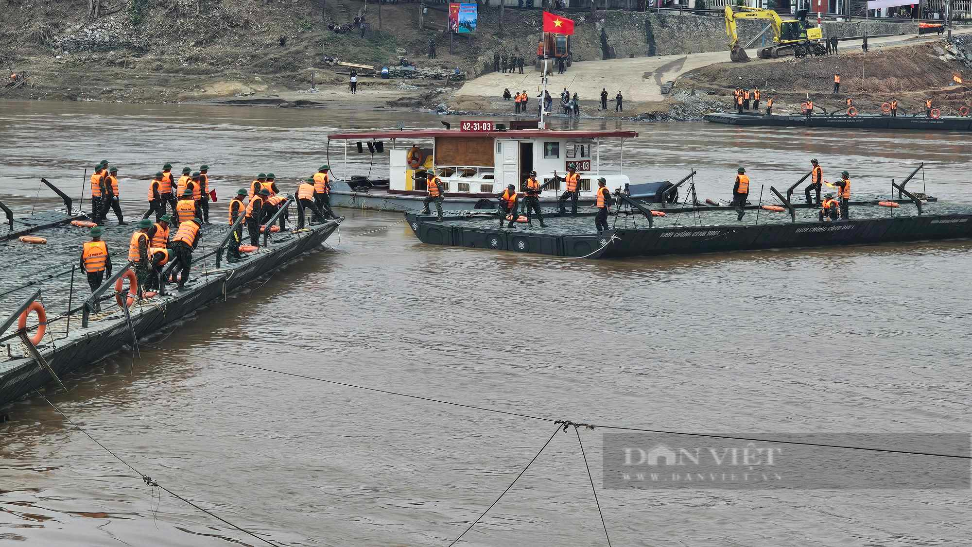 Đang bắc cầu phao nối đôi bờ sông Hồng sau đúng 20 ngày cầu Phong Châu bị sập- Ảnh 7.