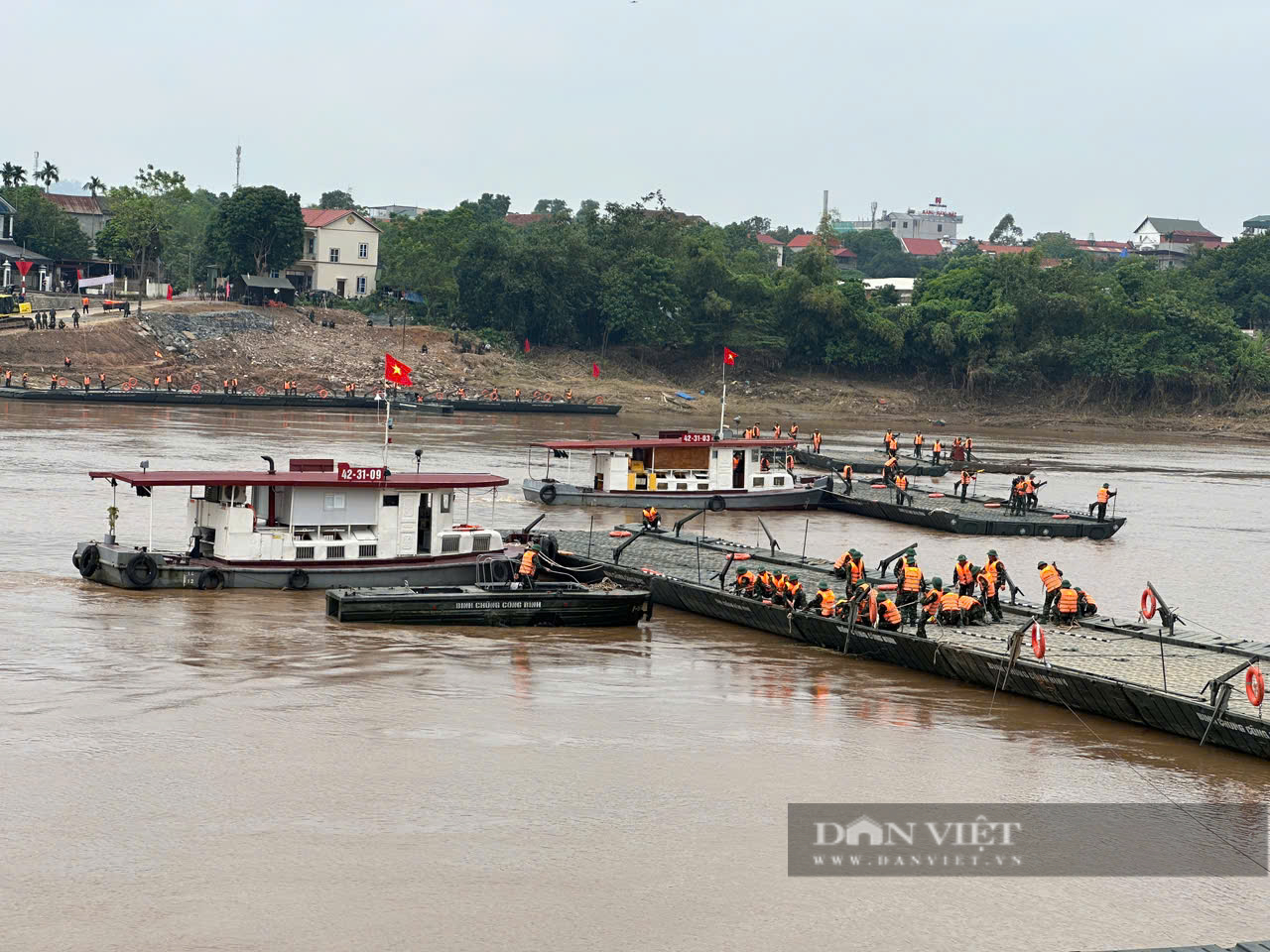 Đang bắc cầu phao nối đôi bờ sông Hồng sau đúng 20 ngày cầu Phong Châu bị sập- Ảnh 5.