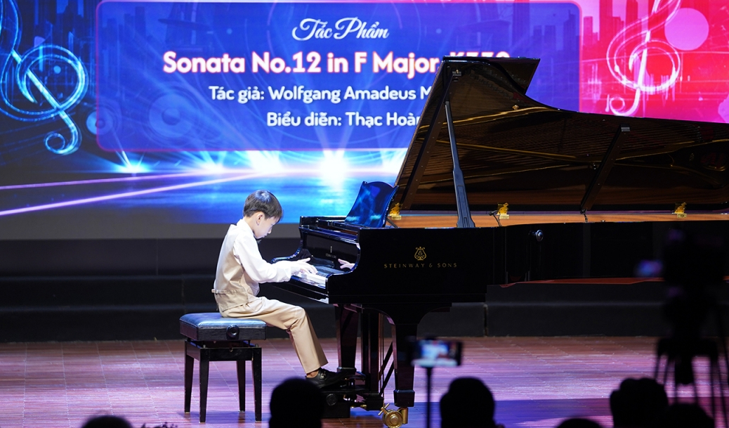 Nghệ sĩ Nhân dân Phạm Ngọc Khôi và Nghệ sĩ Nhân dân Trung Hiếu ngồi ghế nóng Cuộc thi Piano mở rộng toàn quốc 2025 - Ảnh 2.