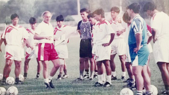 HLV Karl-Heinz Weigang và nghi vấn ĐT Việt Nam bán độ: “Các anh bán trận này bao nhiêu tiền?”  - Ảnh 3.