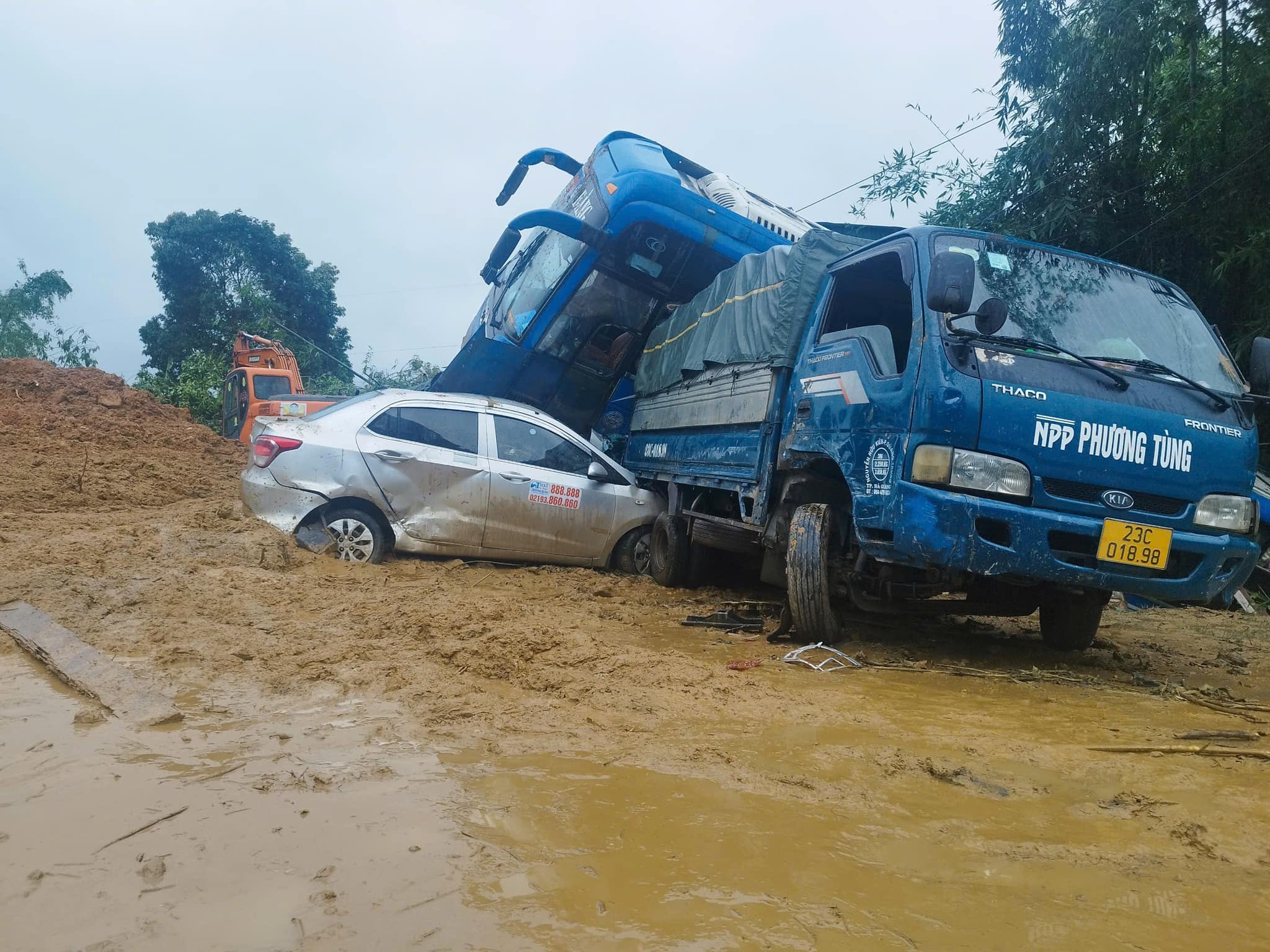 Thông tin mới nhất vụ sạt lở ở Hà Giang, 4 người chết, mất tích  - Ảnh 2.