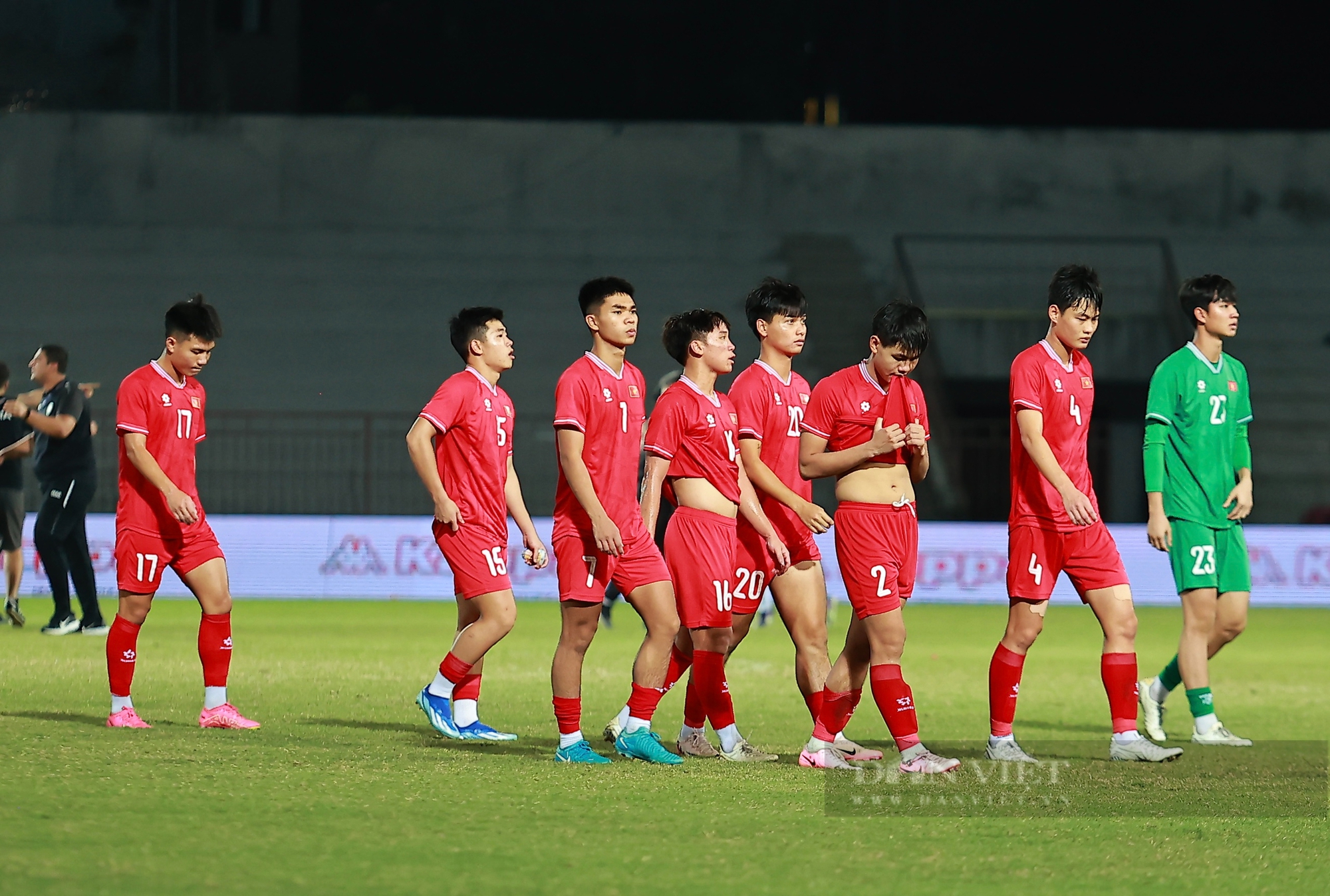 Các cầu thủ U20 Việt Nam được gia đình động viên sau trận thua U20 Syria - Ảnh 1.