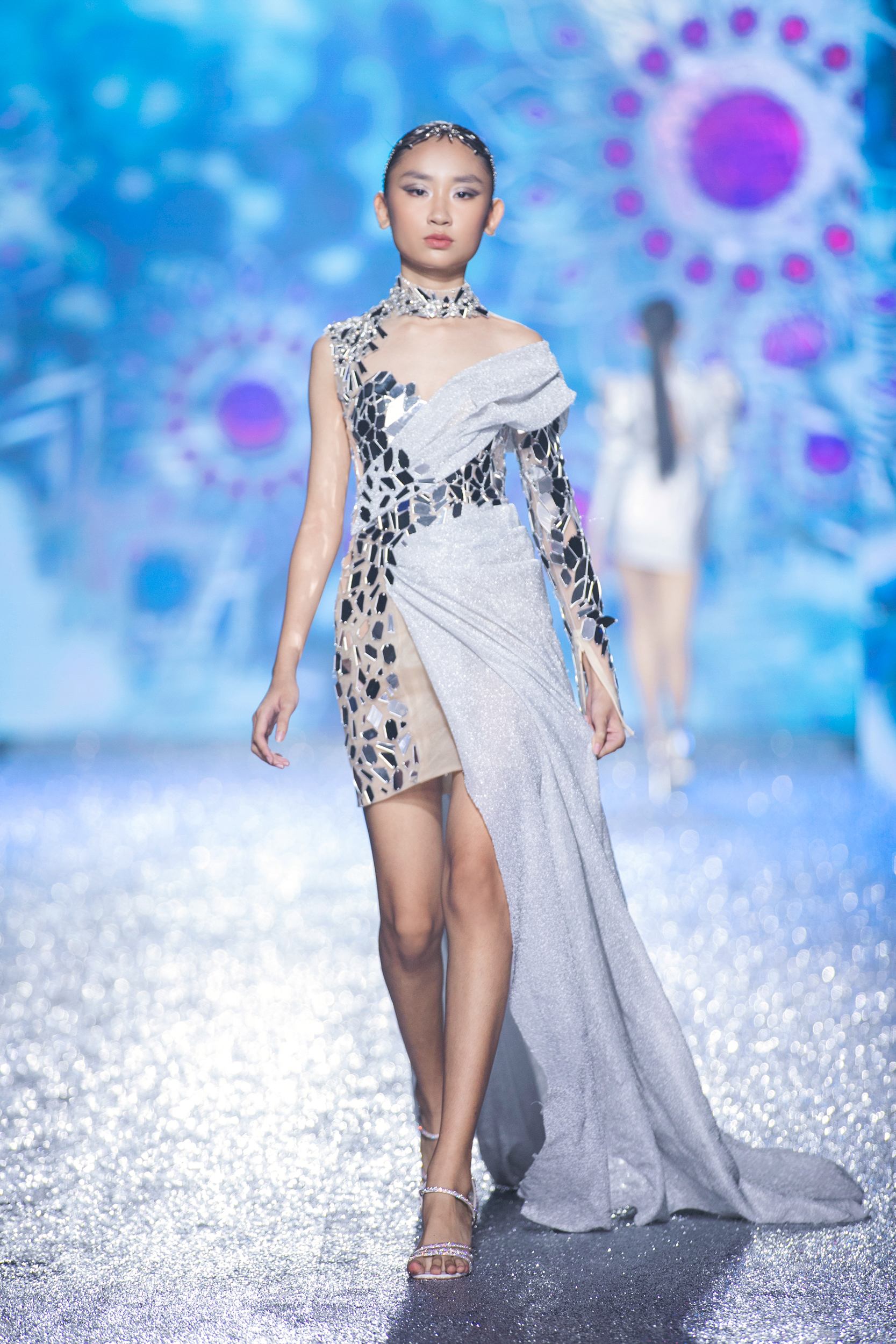 Mẫu teen Sarah Trần tỏa sáng tại Destination Runway Fashion Week 2024 - Ảnh 4.