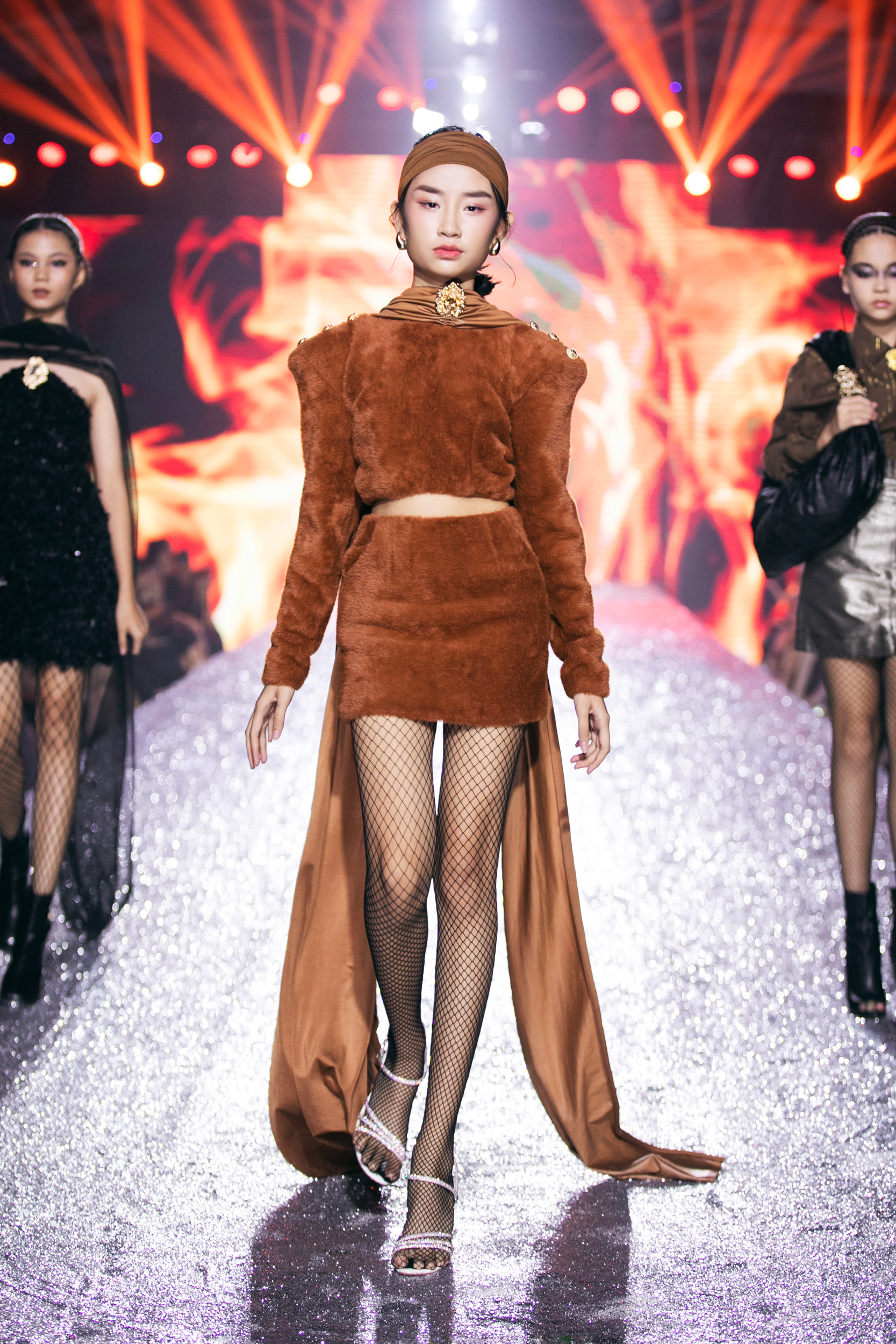 Mẫu teen Sarah Trần tỏa sáng tại Destination Runway Fashion Week 2024 - Ảnh 7.