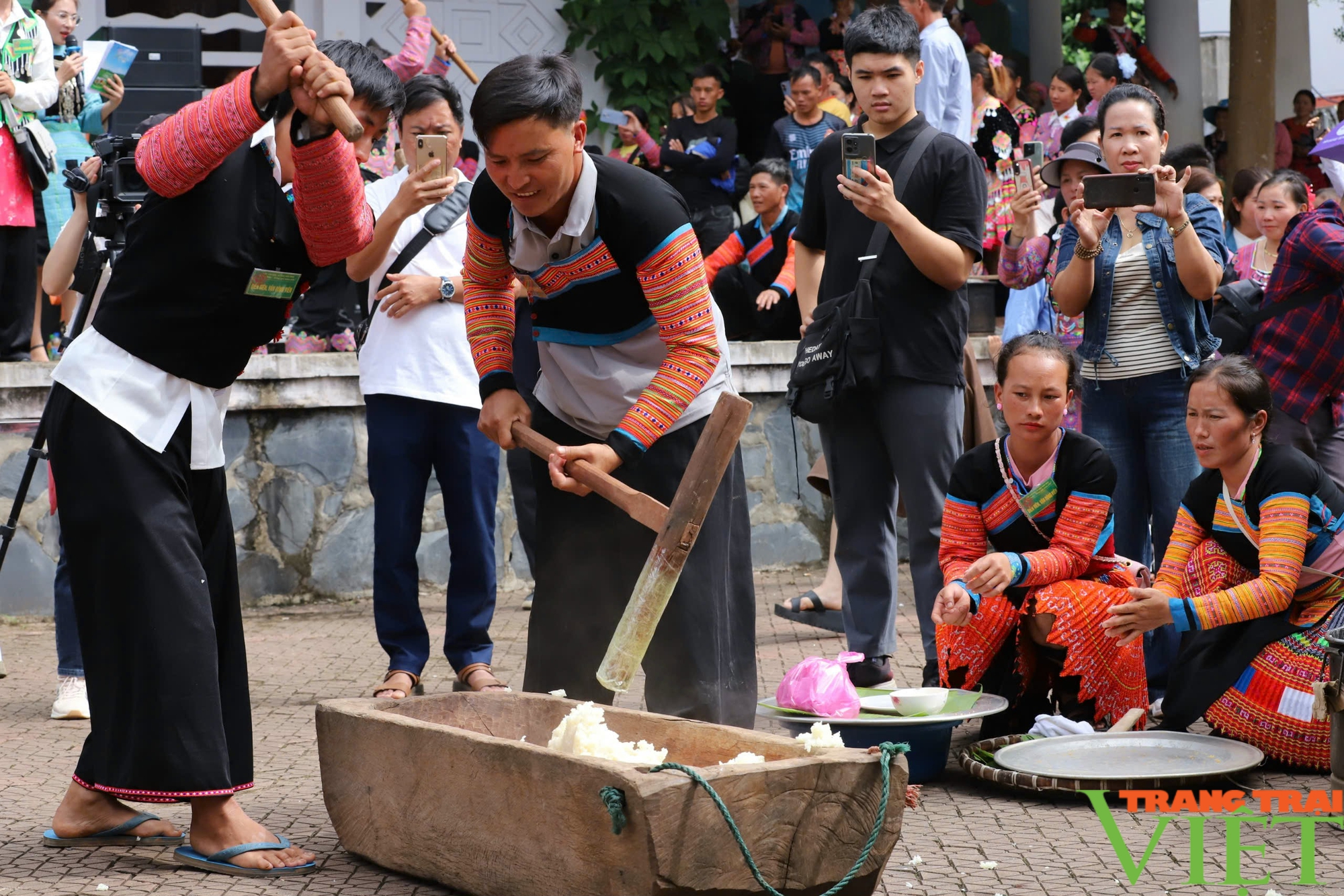 Lên Mộc Châu thưởng thức ẩm thực, trải nghiệm không gian văn hóa của đồng bào vùng cao - Ảnh 3.