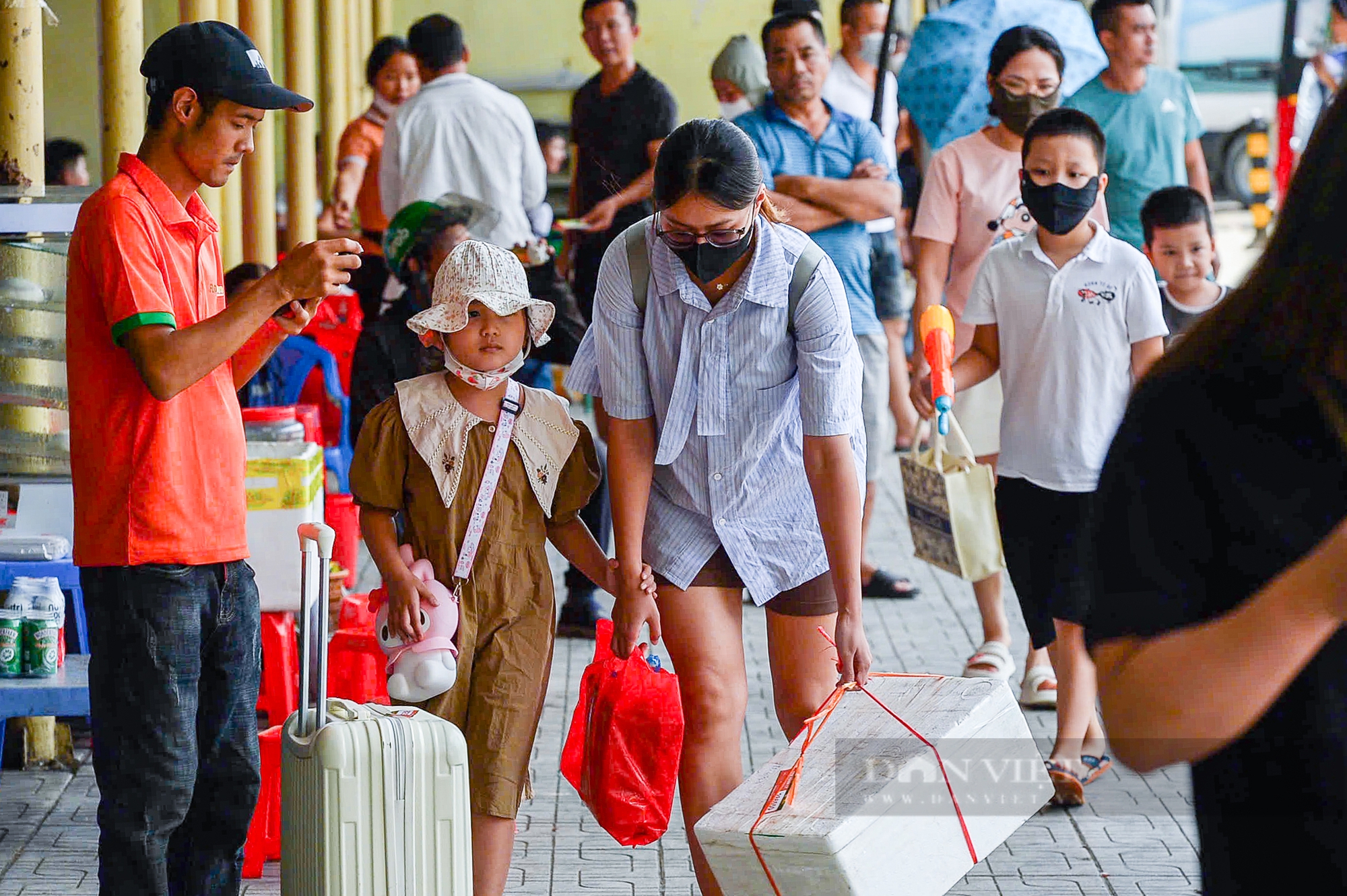 Người dân “tay xách, nách mang” trở lại Hà Nội sau kỳ nghỉ lễ dưới cái nắng như thiêu đốt- Ảnh 2.