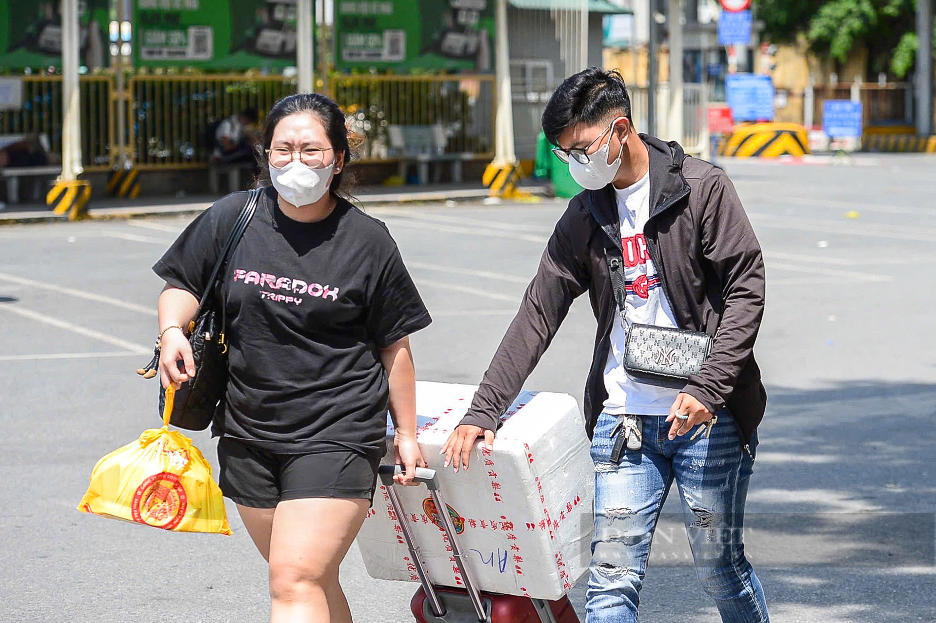 Người dân “tay xách, nách mang” trở lại Hà Nội sau kỳ nghỉ lễ dưới cái nắng như thiêu đốt- Ảnh 5.