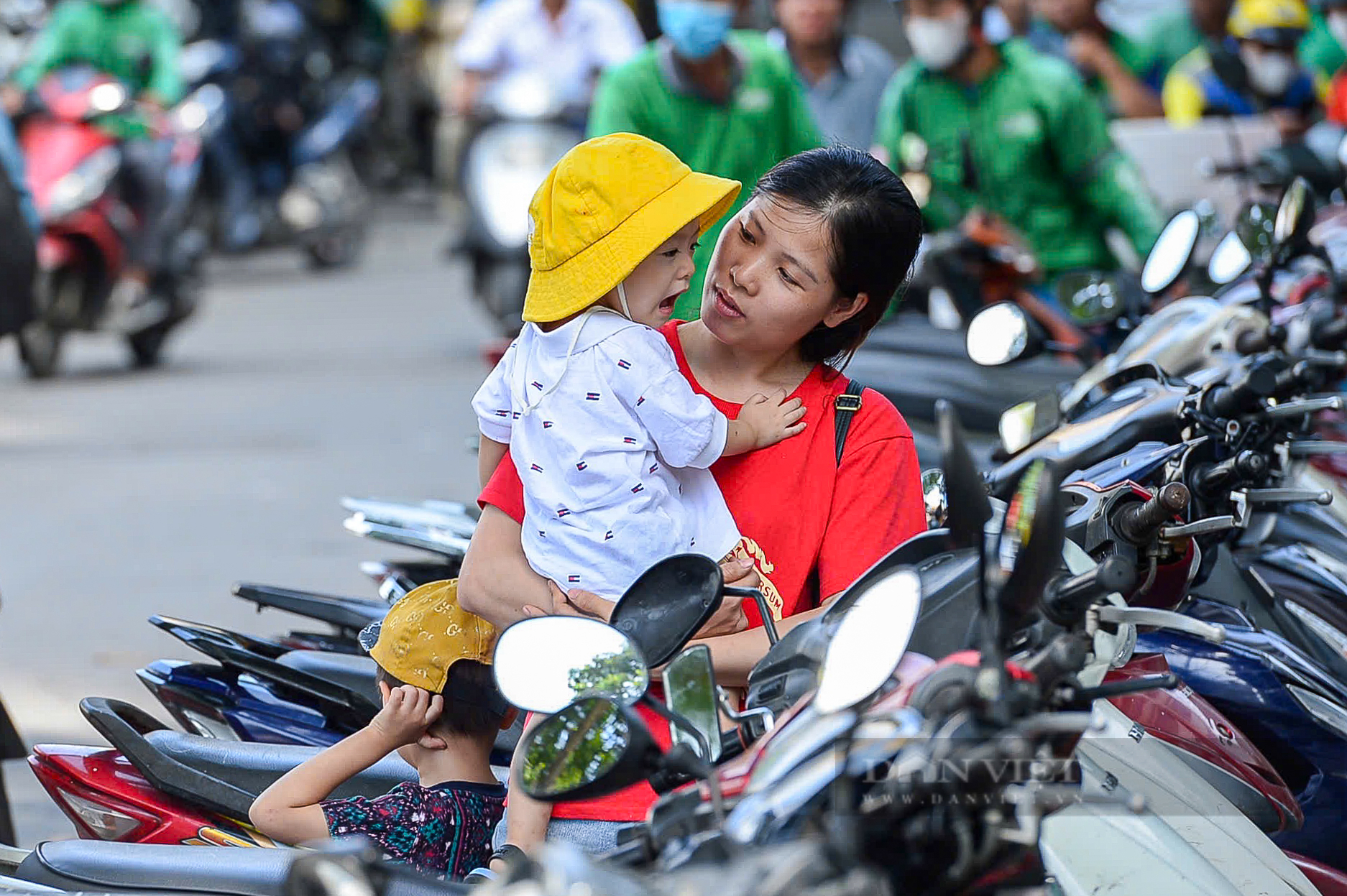 Người dân “tay xách, nách mang” trở lại Hà Nội sau kỳ nghỉ lễ dưới cái nắng như thiêu đốt- Ảnh 6.