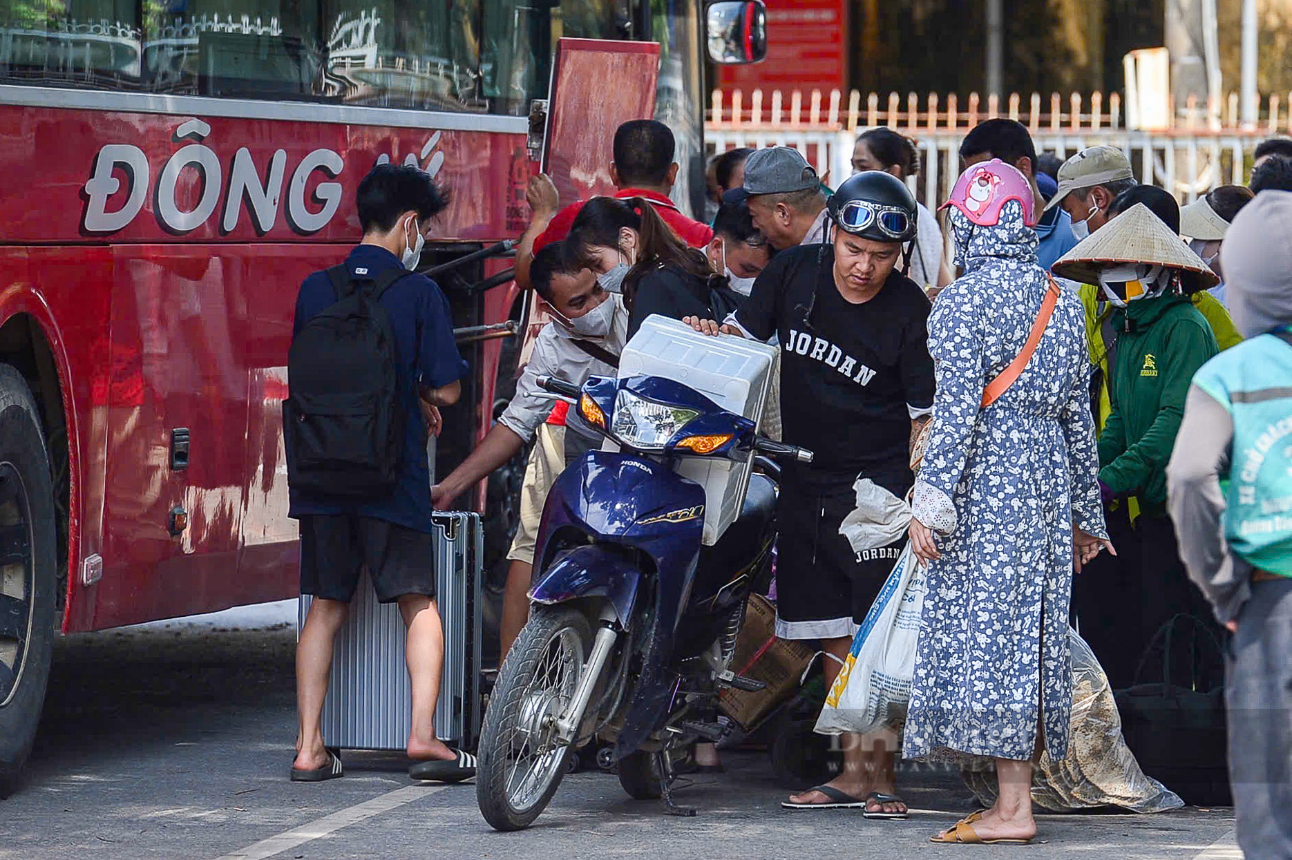 Người dân “tay xách, nách mang” trở lại Hà Nội sau kỳ nghỉ lễ dưới cái nắng như thiêu đốt- Ảnh 11.