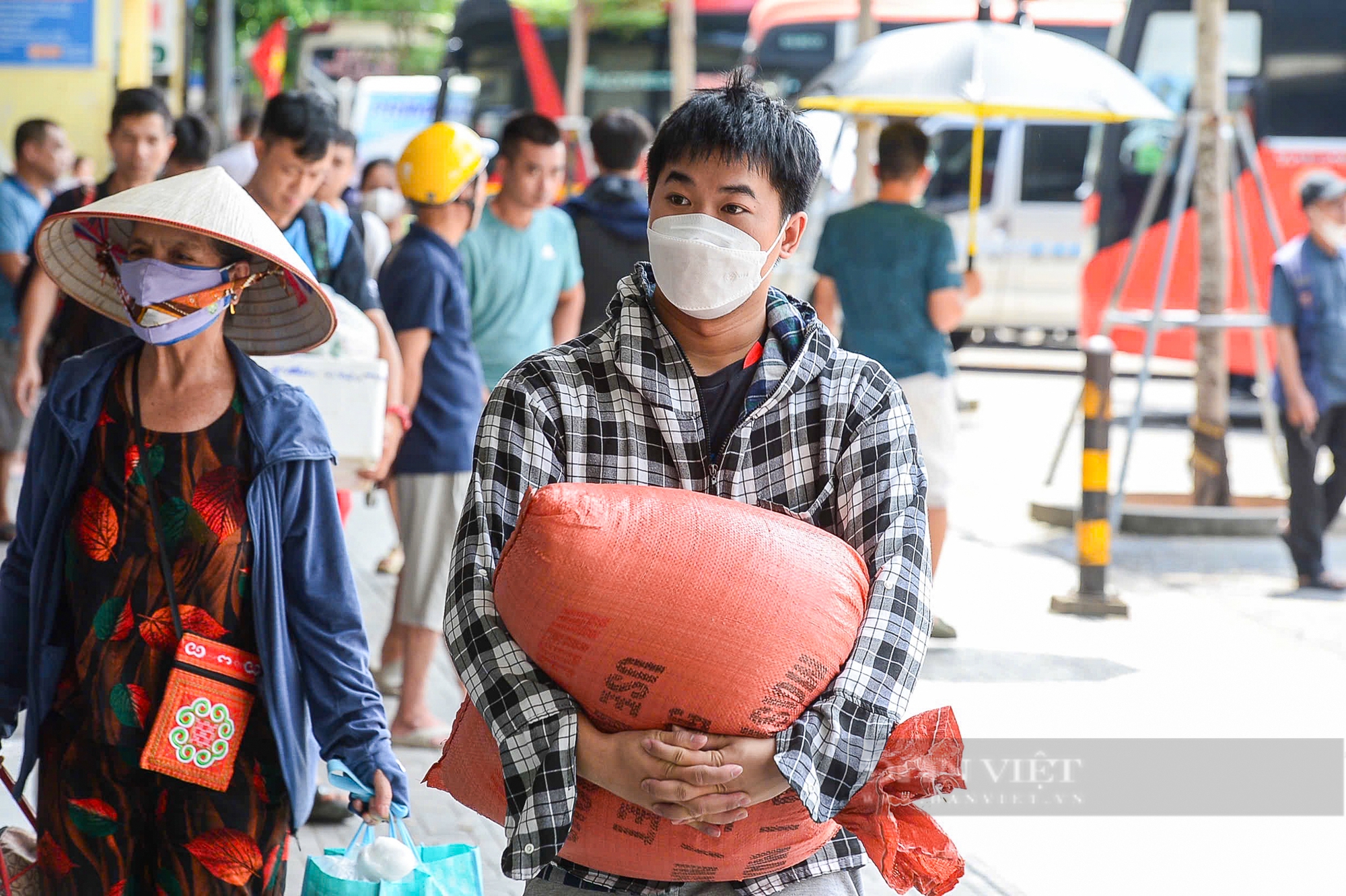 Người dân “tay xách, nách mang” trở lại Hà Nội sau kỳ nghỉ lễ dưới cái nắng như thiêu đốt- Ảnh 12.