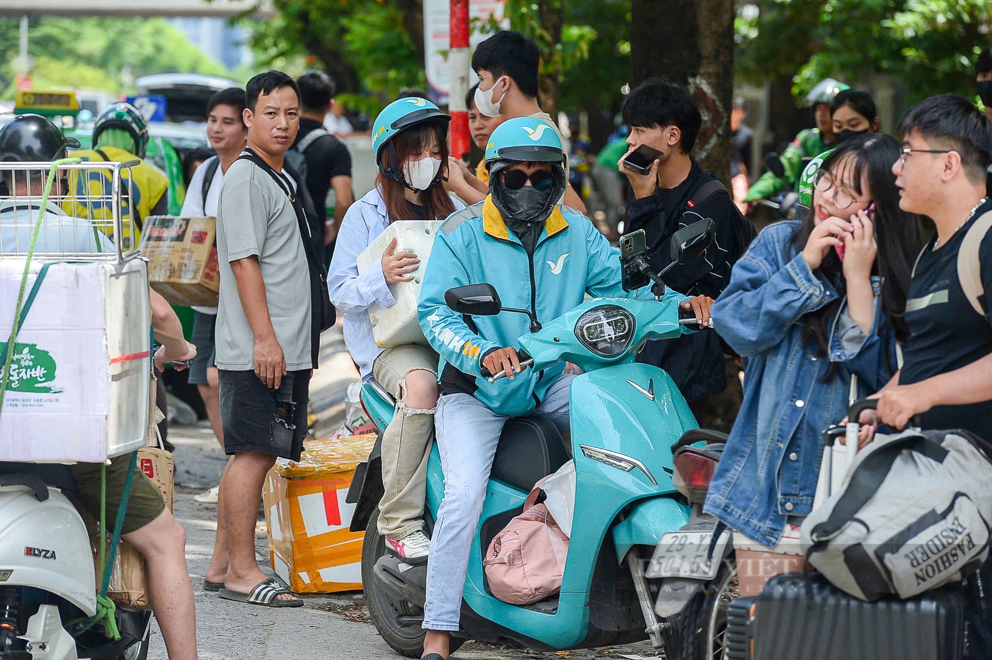 Người dân “tay xách, nách mang” trở lại Hà Nội sau kỳ nghỉ lễ dưới cái nắng như thiêu đốt- Ảnh 13.