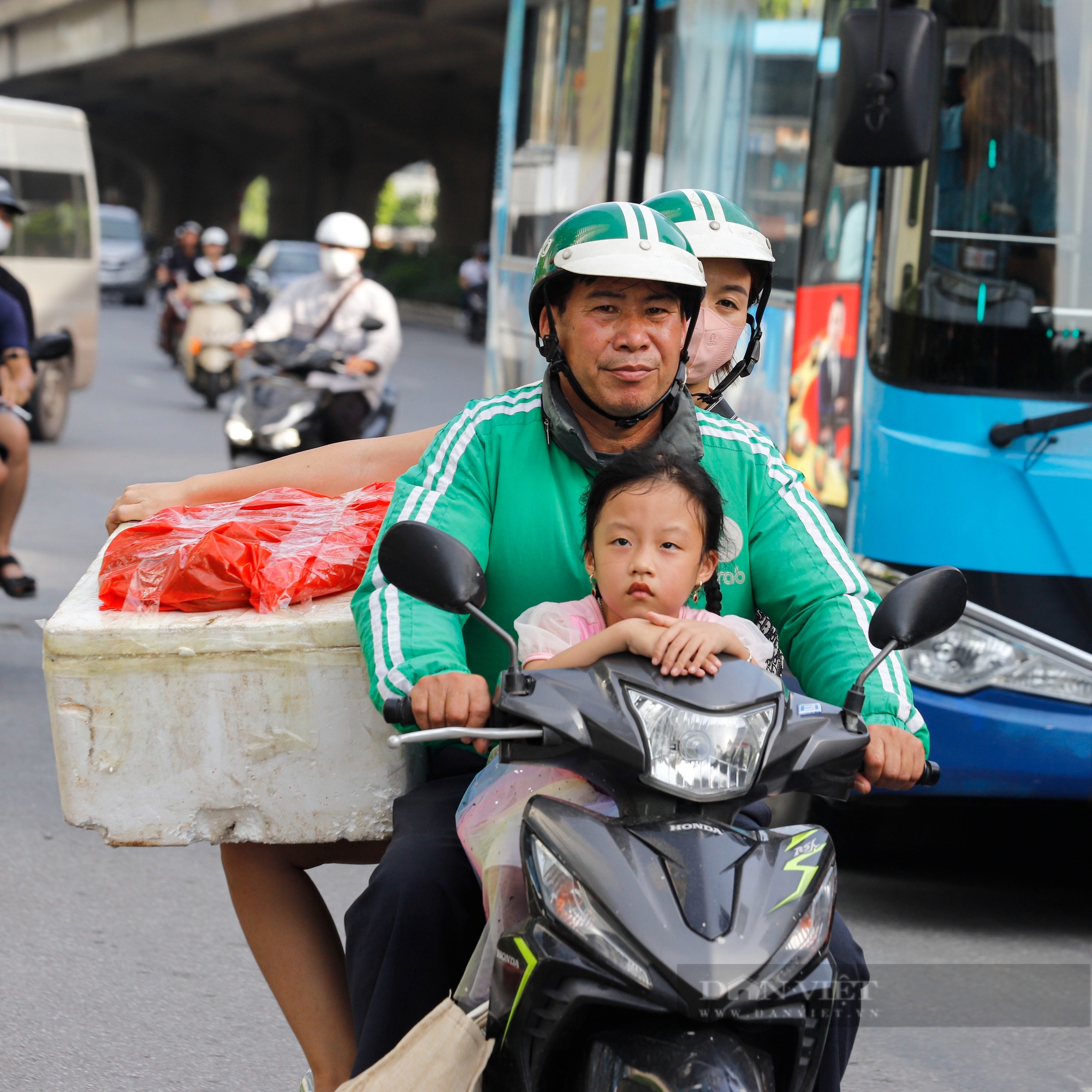 Người lớn trùm kín như "ninja", trẻ em ngủ gục trên đường trở lại Thủ đô- Ảnh 11.