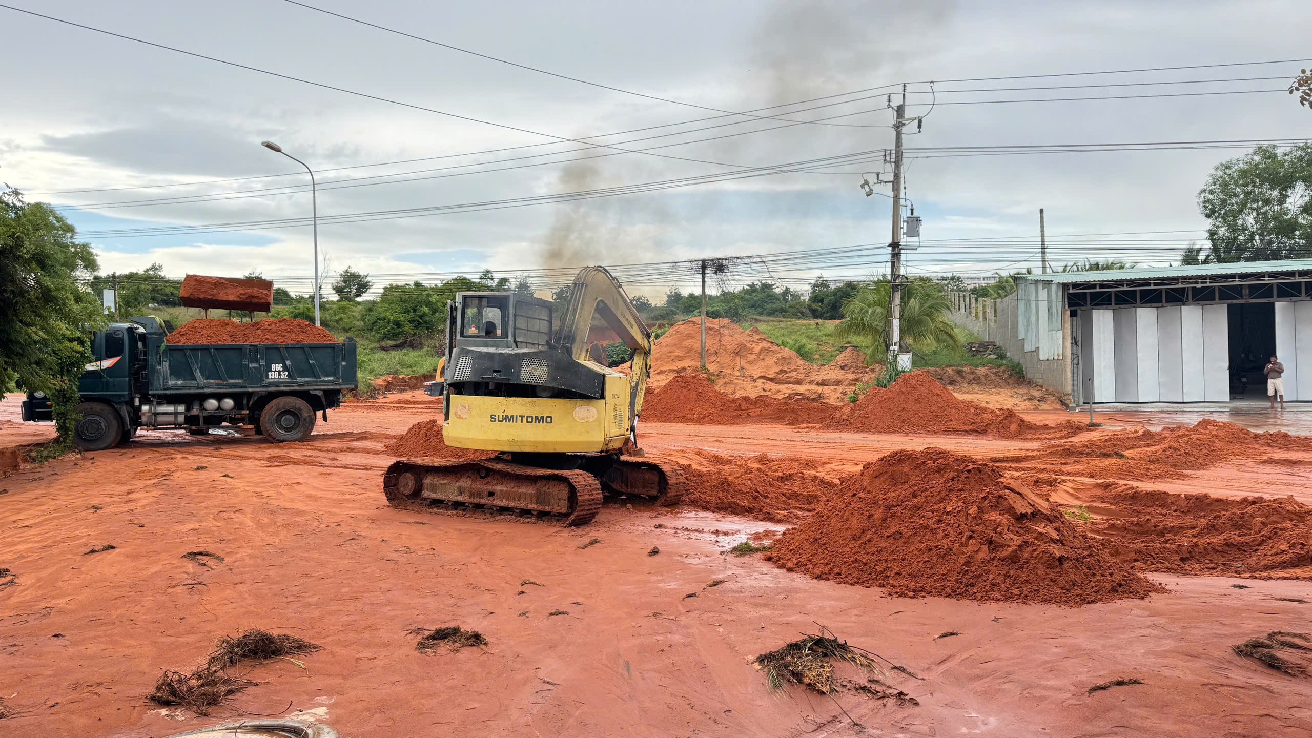 Mưa lớn, cát đỏ lại tràn xuống đường ra khu du lịch Mũi Né, trôi cả gắn xe máy- Ảnh 2.