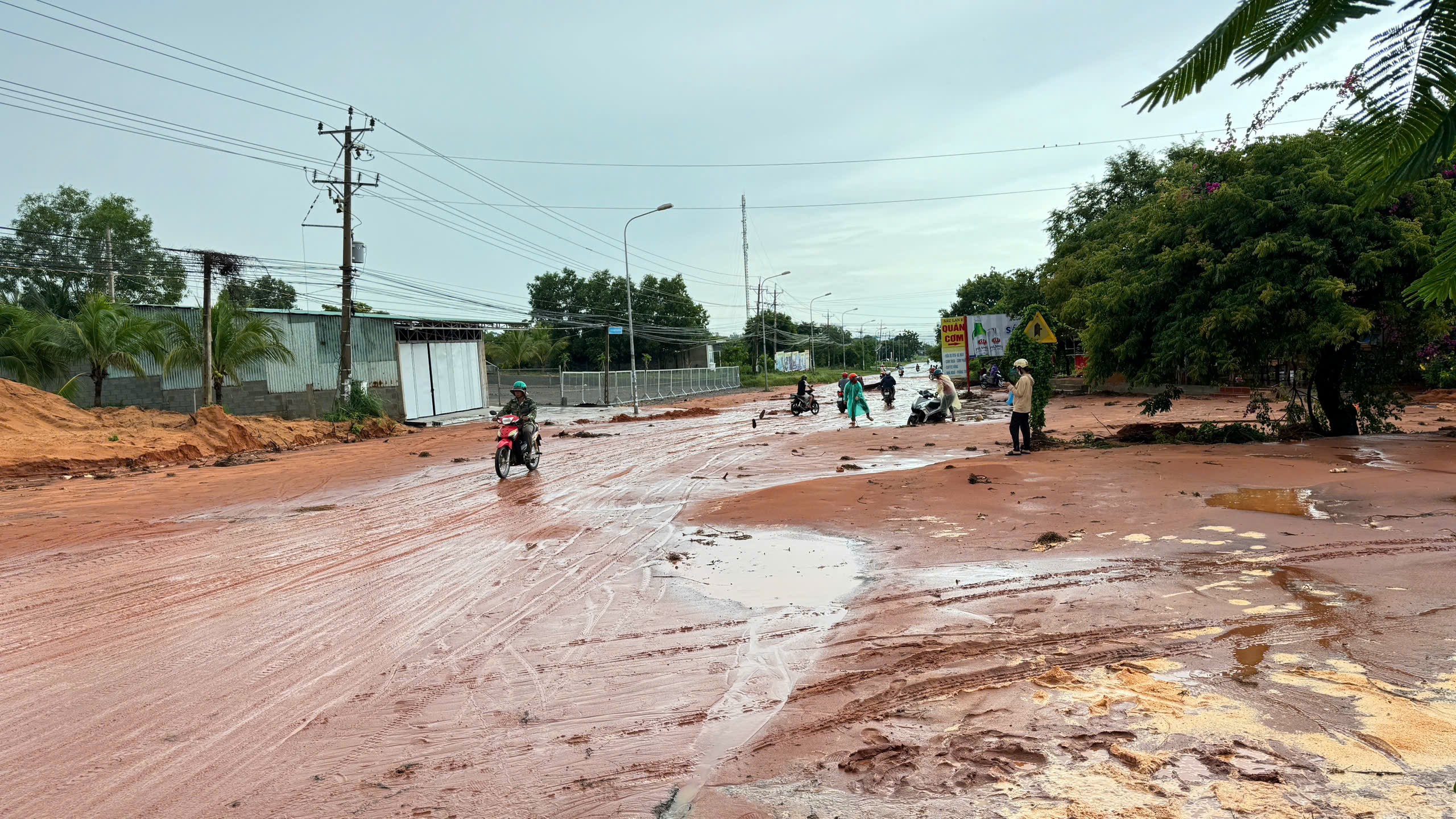 Mưa lớn, cát đỏ lại tràn xuống đường ra khu du lịch Mũi Né, trôi cả gắn xe máy- Ảnh 1.