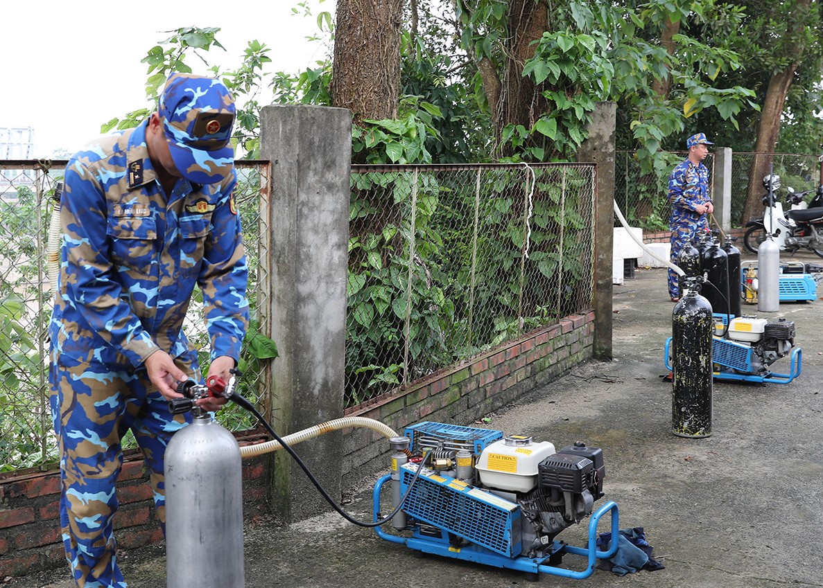 30 thợ lặn của đặc công hải quân tham gia tìm kiếm người mất tích vụ sập cầu Phong Châu- Ảnh 2.