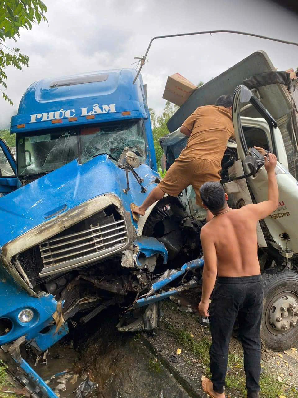 Tuyên Quang: Đâm trực diện xe đầu kéo, tài xế xe tải tử vong- Ảnh 1.