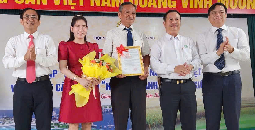 Hội Nông dân tỉnh Kiên Giang kết nạp 45 hội viên vinh dự- Ảnh 2.