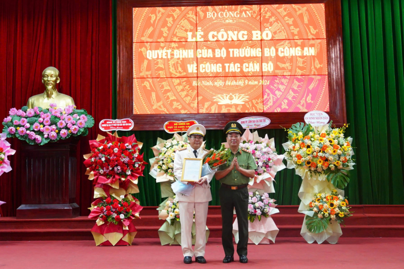 Bộ trưởng Bộ Công an bổ nhiệm Hiệu trưởng Trường Đại học Kỹ thuật-Hậu cần CAND - Ảnh 1.