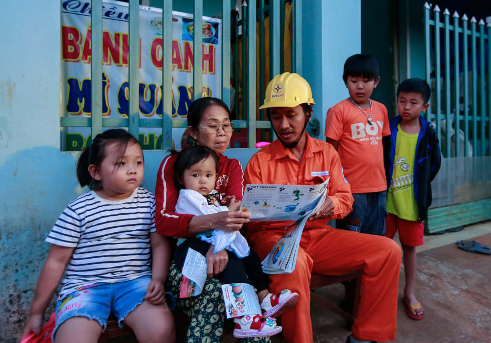 Tiết kiệm điện: Công ty Điện lực Gia Lai tiên phong trong tuyên truyền và hành động