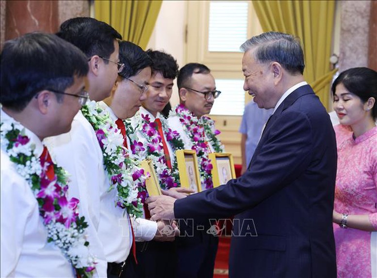 Tổng Bí thư, Chủ tịch nước: Tiếp tục hoàn thiện thể chế, nghiên cứu đổi mới chế độ chính sách tiền lương - Ảnh 3.