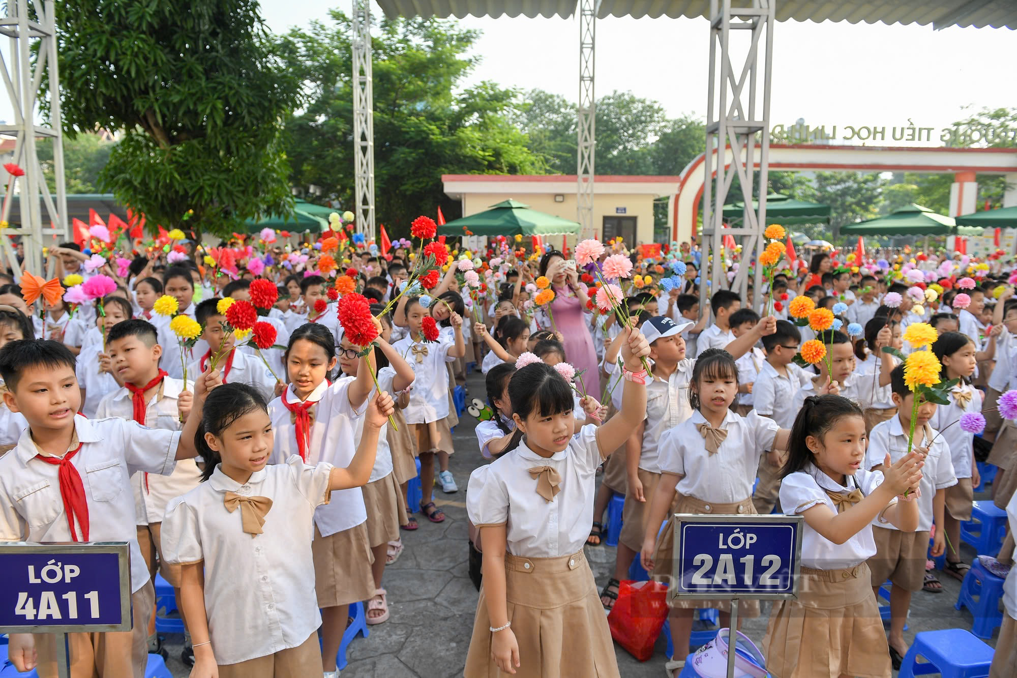 Học sinh mướt mồ hôi, háo hức dự khai giảng năm học đặc biệt ở phường đông dân nhất Hà Nội - Ảnh 2.