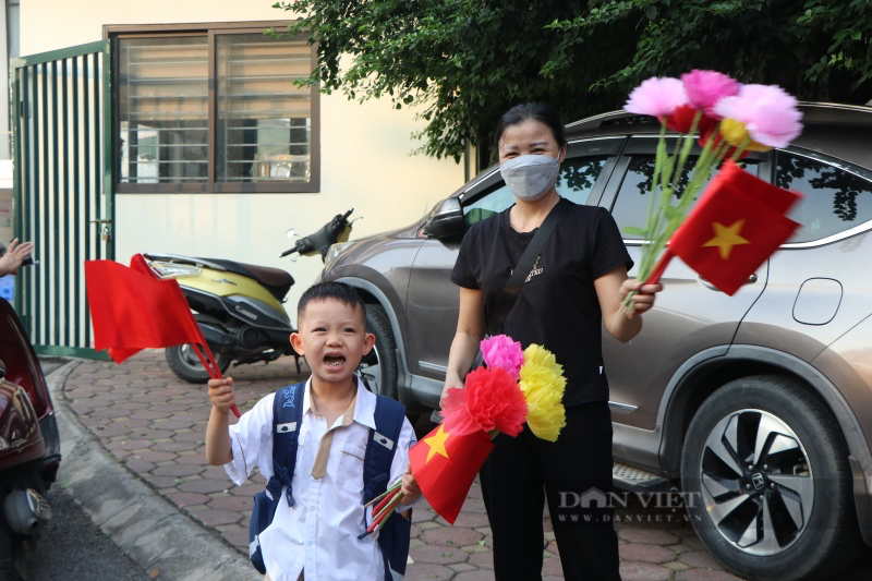 Học sinh mướt mồ hôi, háo hức dự khai giảng năm học đặc biệt ở phường đông dân nhất Hà Nội - Ảnh 3.