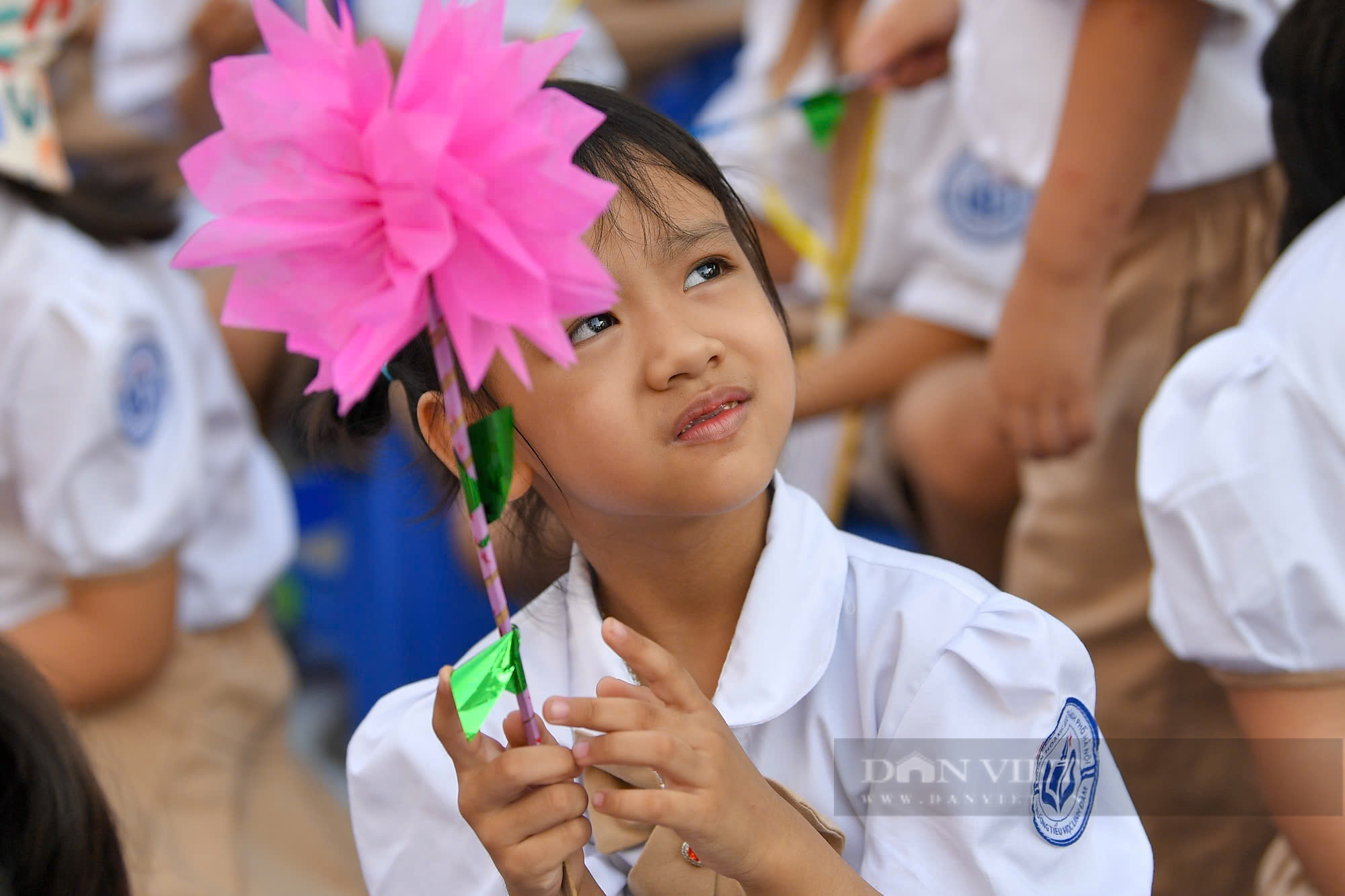 Học sinh mướt mồ hôi, háo hức dự khai giảng năm học đặc biệt ở phường đông dân nhất Hà Nội - Ảnh 4.