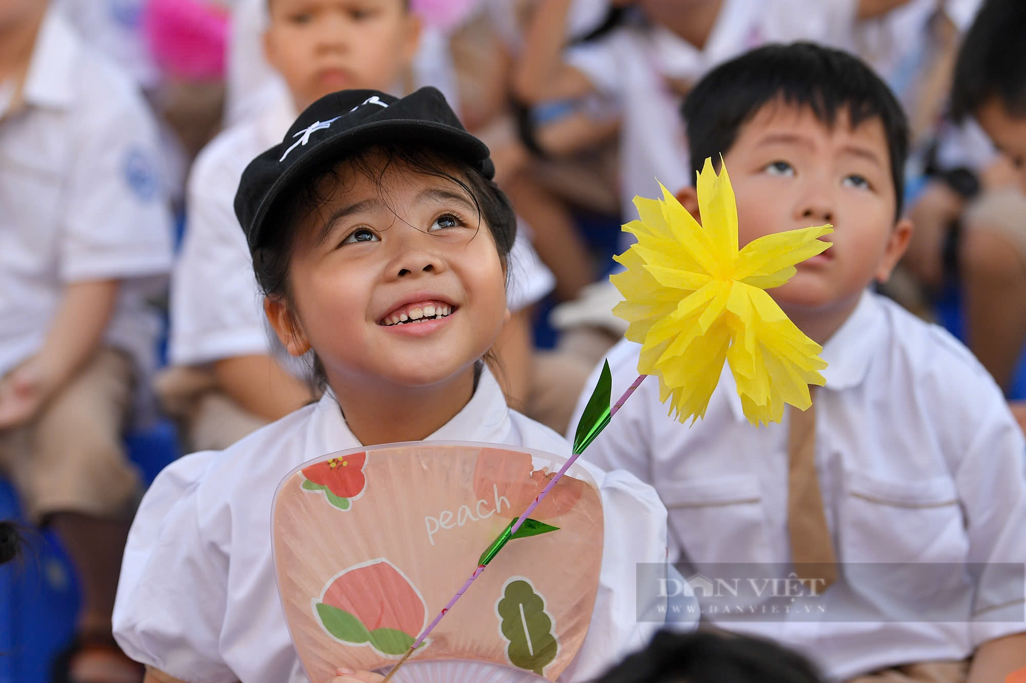 Học sinh mướt mồ hôi, háo hức dự khai giảng năm học đặc biệt ở phường đông dân nhất Hà Nội - Ảnh 5.