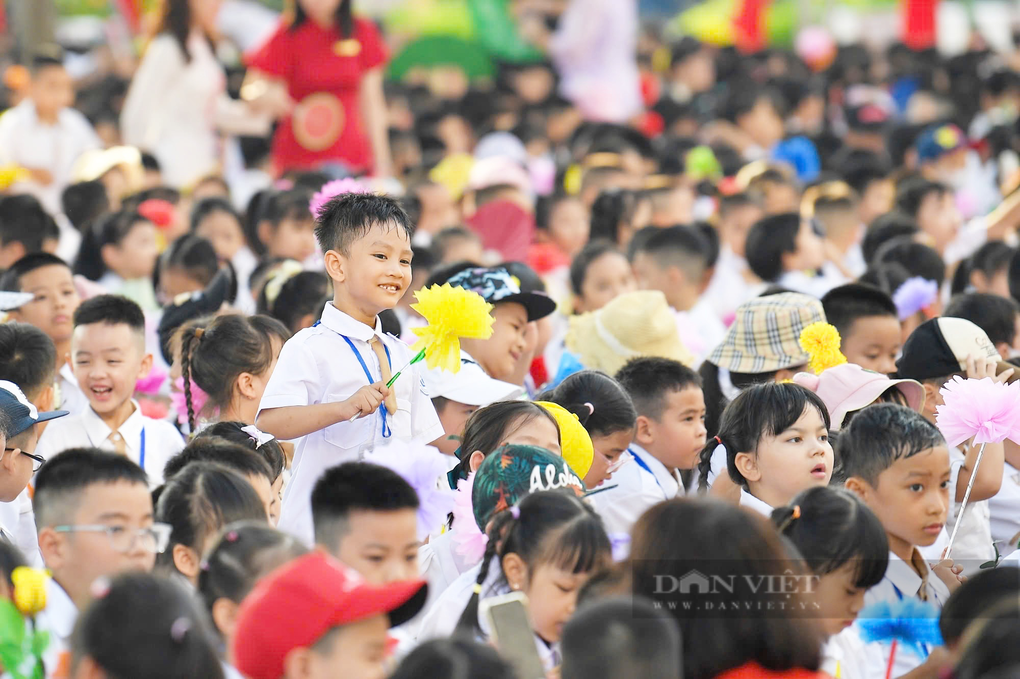 Học sinh mướt mồ hôi, háo hức dự khai giảng năm học đặc biệt ở phường đông dân nhất Hà Nội - Ảnh 8.