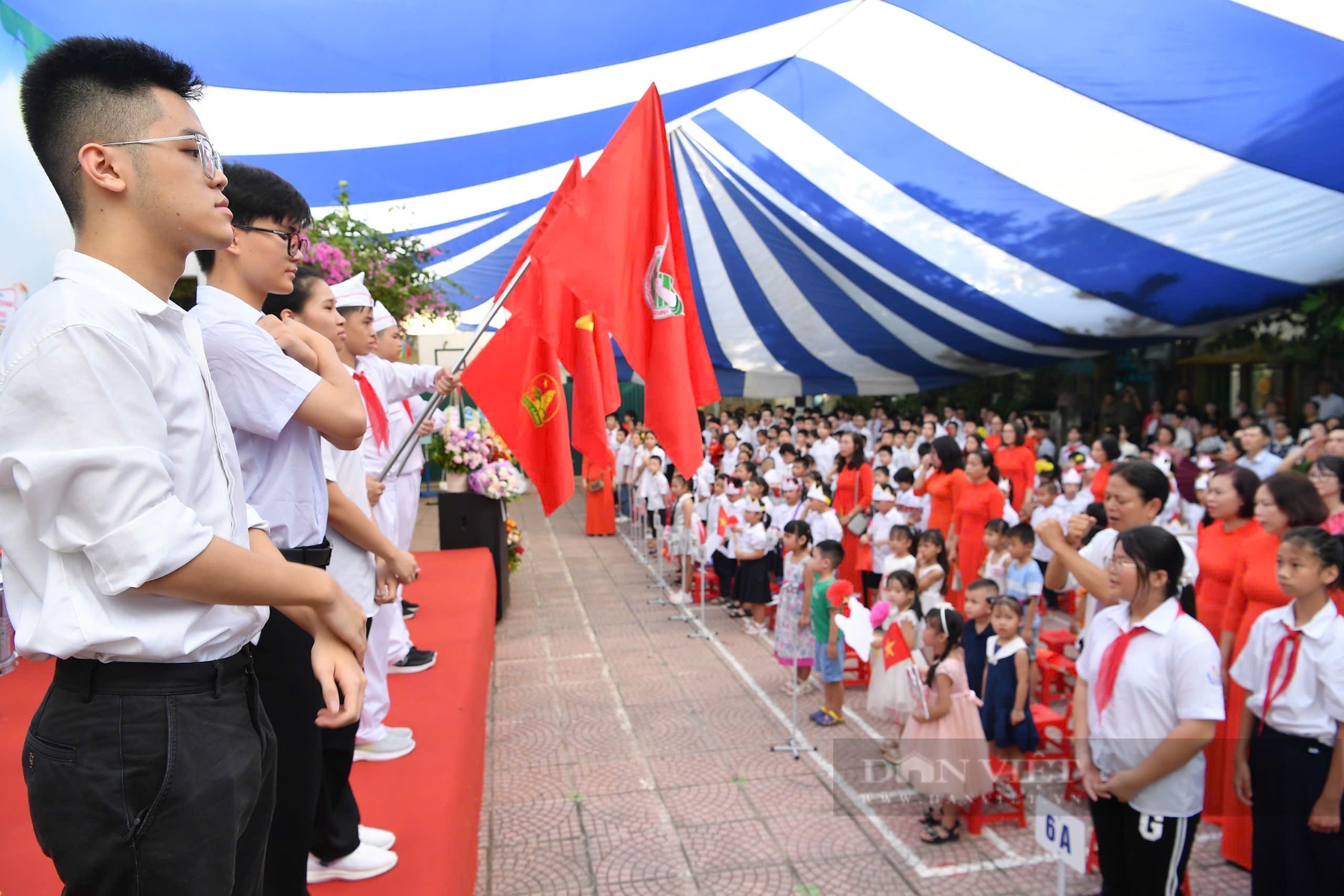 Lễ khai giảng tại ngôi trường đặc biệt nhất Hà Nội: Học sinh dùng tay "hát" Quốc ca- Ảnh 1.