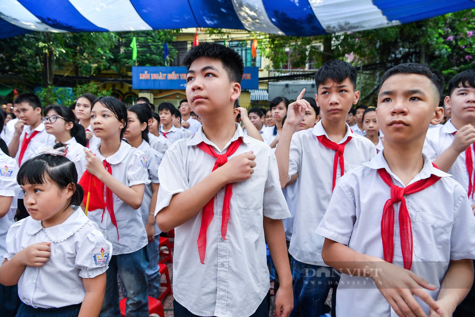 Lễ khai giảng tại ngôi trường đặc biệt nhất Hà Nội: Học sinh dùng tay "hát" Quốc ca- Ảnh 2.