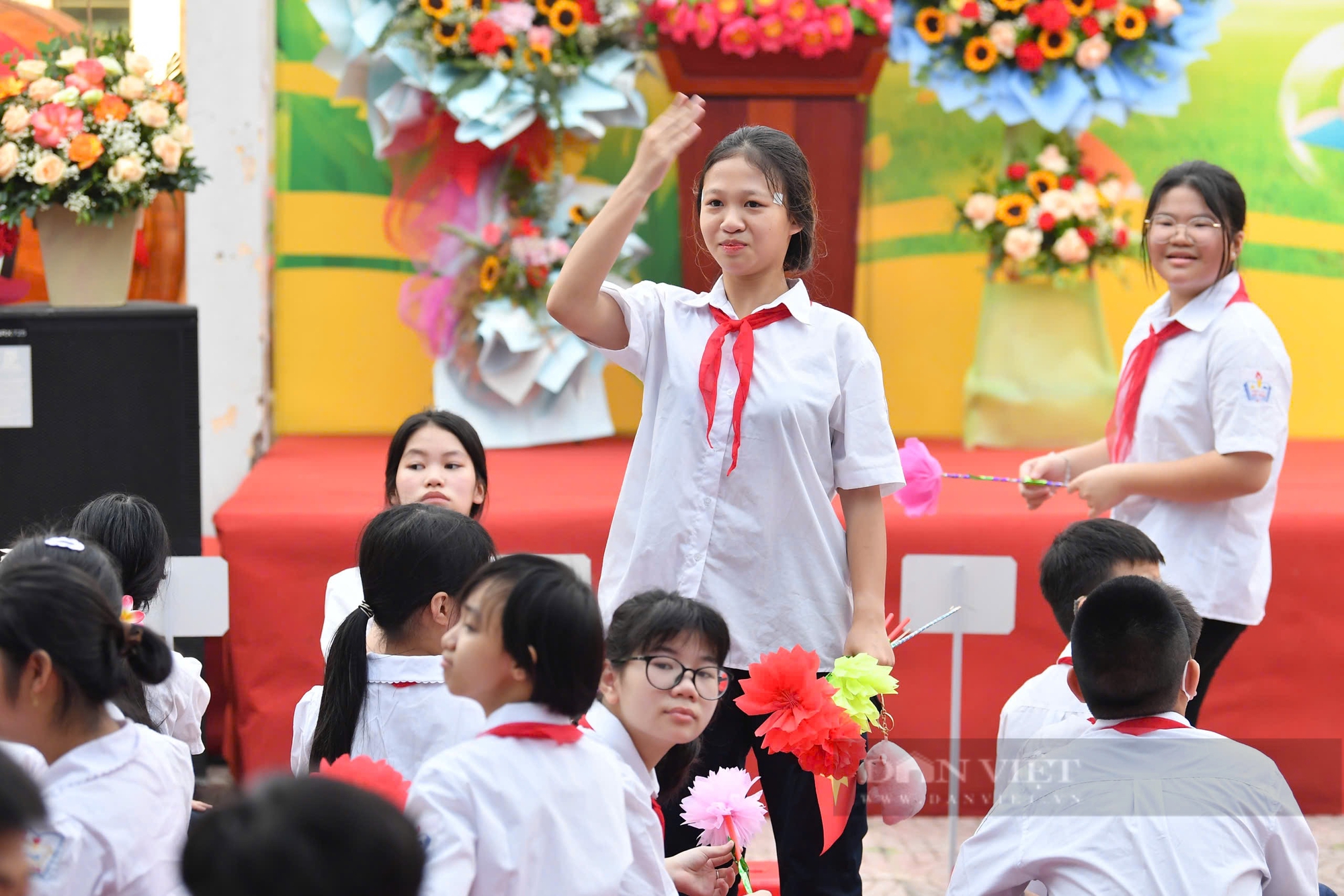 Lễ khai giảng tại ngôi trường đặc biệt nhất Hà Nội: Học sinh dùng tay "hát" Quốc ca- Ảnh 3.