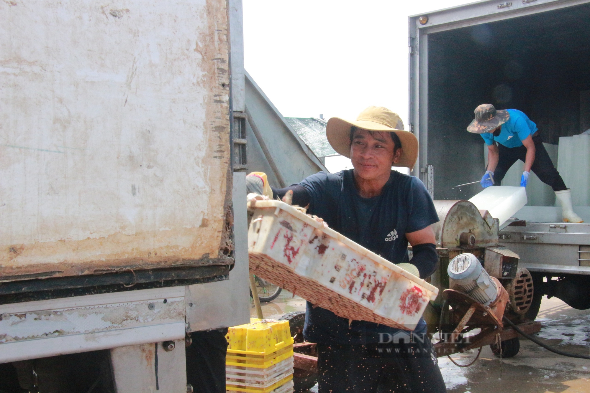 Tàu, thuyền Nam Định hối hả vào bờ trú bão YAGI - Ảnh 2.