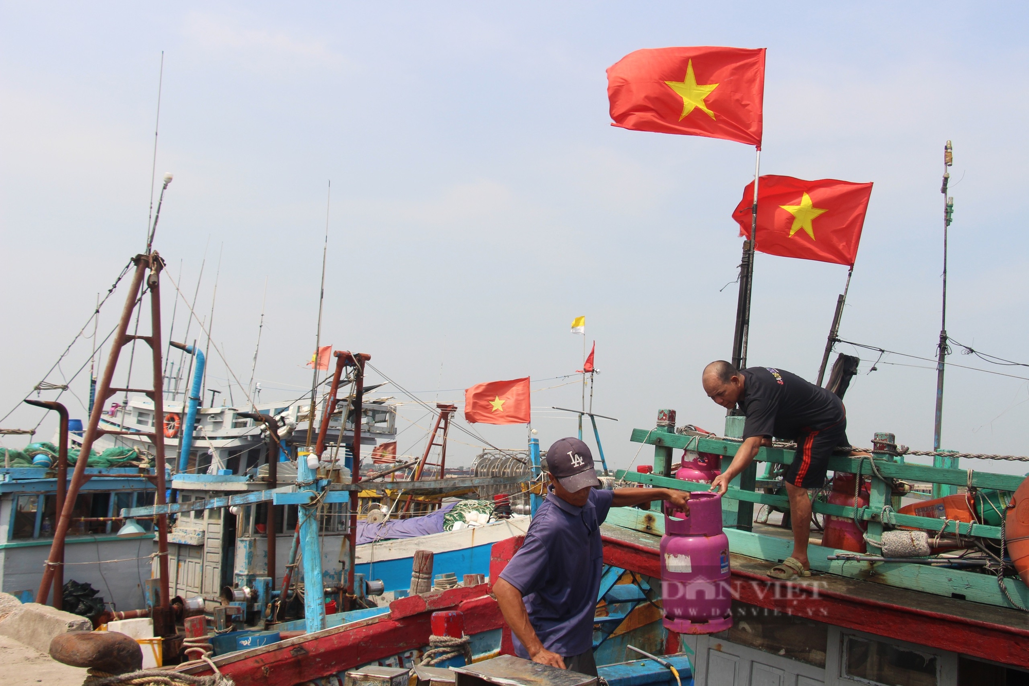 Tàu, thuyền Nam Định hối hả vào bờ trú bão YAGI - Ảnh 4.