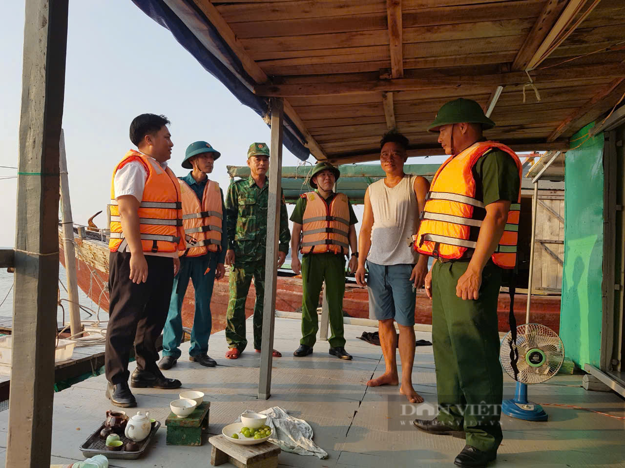 Bộ đội, công an Quảng Ninh cùng bà con ngư dân gia cố tàu thuyền và lồng bè chống bão số 3- Ảnh 4.