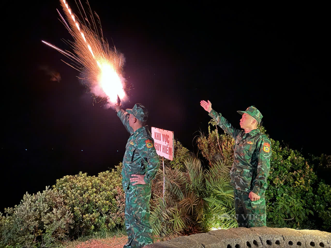 Bộ đội, công an Quảng Ninh cùng bà con ngư dân gia cố tàu thuyền và lồng bè chống bão số 3- Ảnh 5.