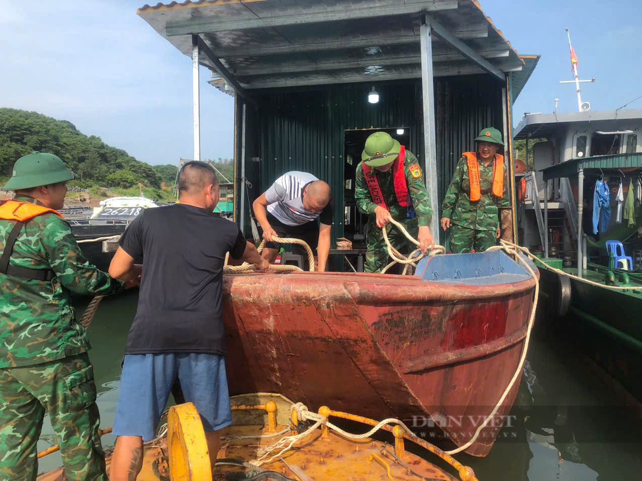 Bộ đội, công an Quảng Ninh cùng bà con ngư dân gia cố tàu thuyền và lồng bè chống bão số 3- Ảnh 1.