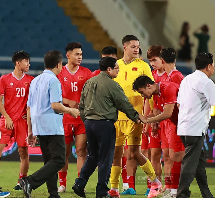 Thủ tướng Phạm Minh Chính xuống sân động viên các cầu thủ sau trận thua của ĐT Việt Nam - Ảnh 1.