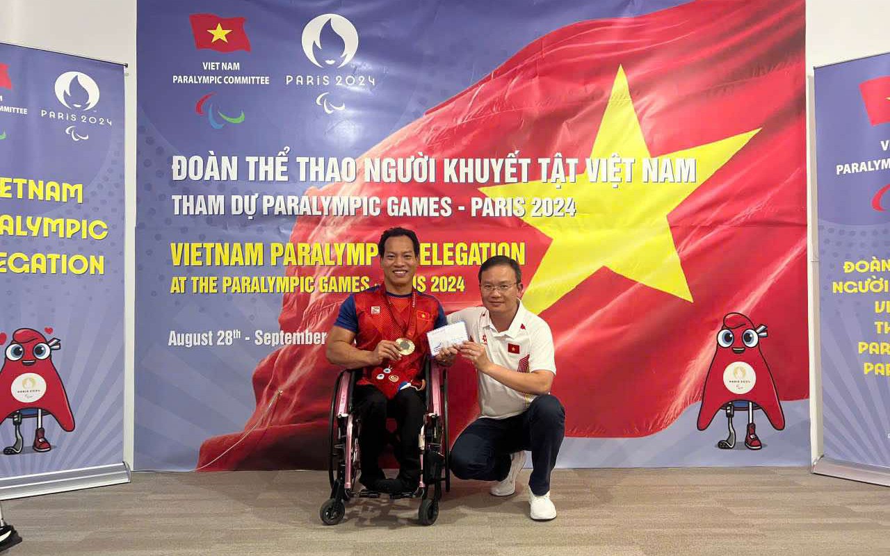 Lê Văn Công: "Giành HCĐ cử tạ Paralympic 2024 xong, tay tôi xụi luôn, không thể cầm đũa ăn cơm" - Ảnh 1.