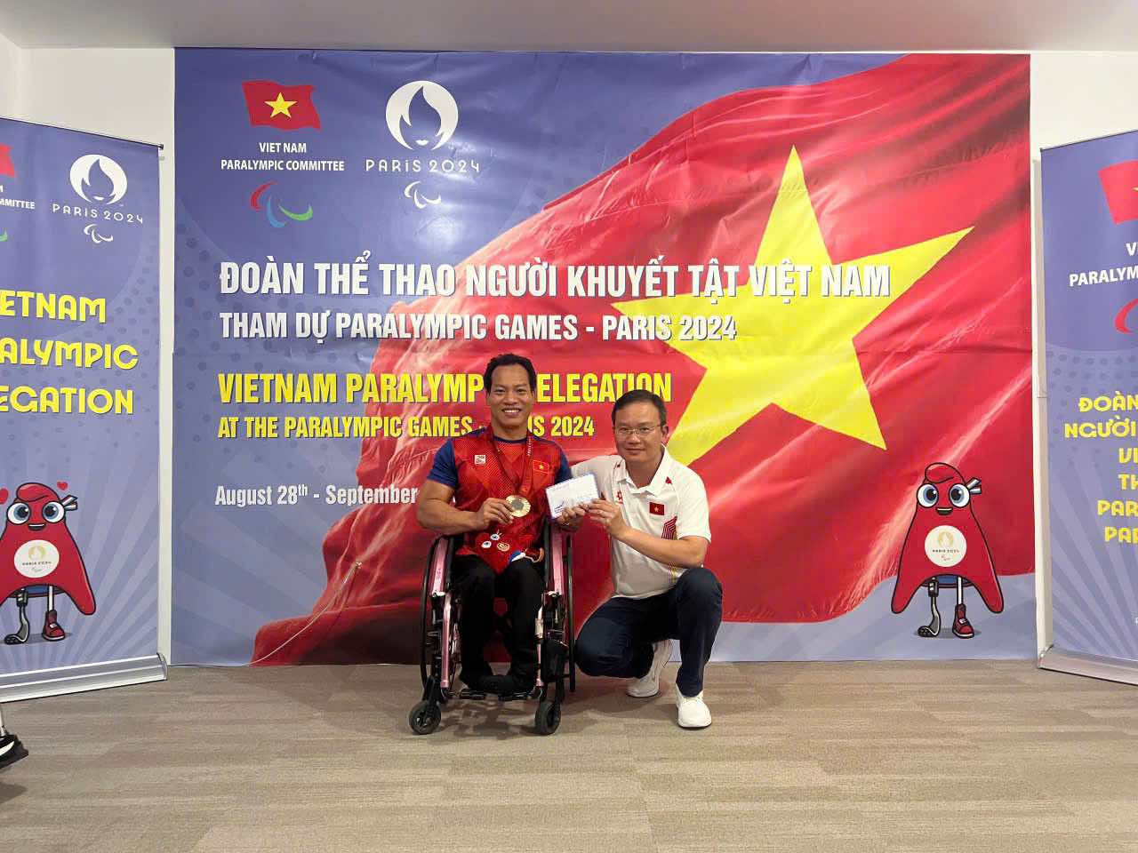 Cử tạ Paralympic 2024: Giành HCĐ, Lê Văn Công được thưởng bao nhiêu tiền? - Ảnh 1.