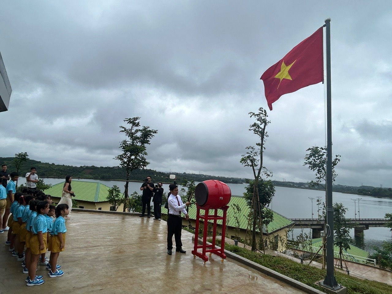 Diễn viên Chi Bảo hoàn thành ước nguyện đầu tiên – xây trường học Hiểu về trái tim - Ảnh 3.