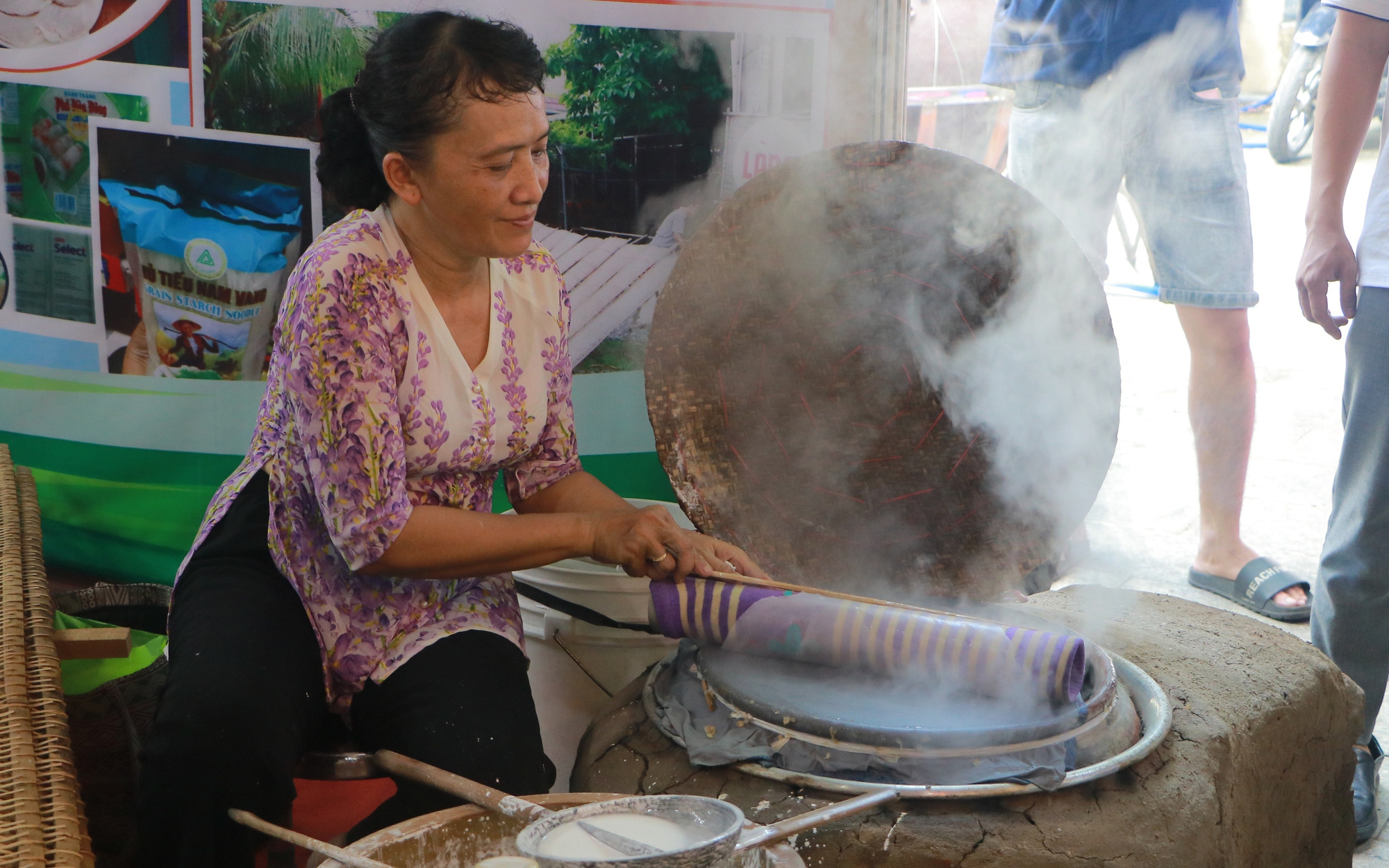 Nông dân "biến" cây mai vàng ra hình con cóc, con nai... - Ảnh 2.