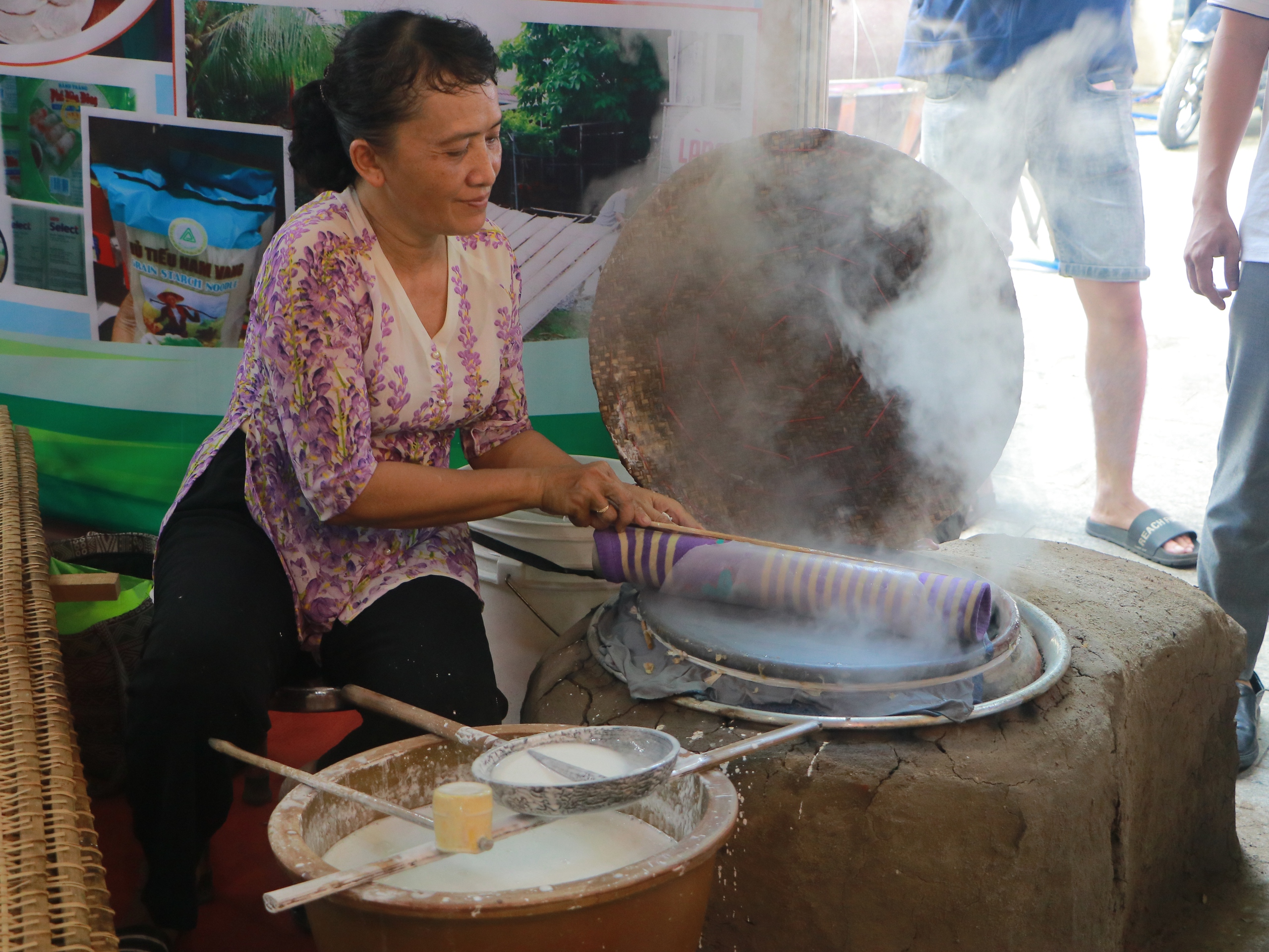 Hành trình đưa làng nghề bánh tráng Phú Hòa Đông từ suy đến thịnh - Ảnh 1.