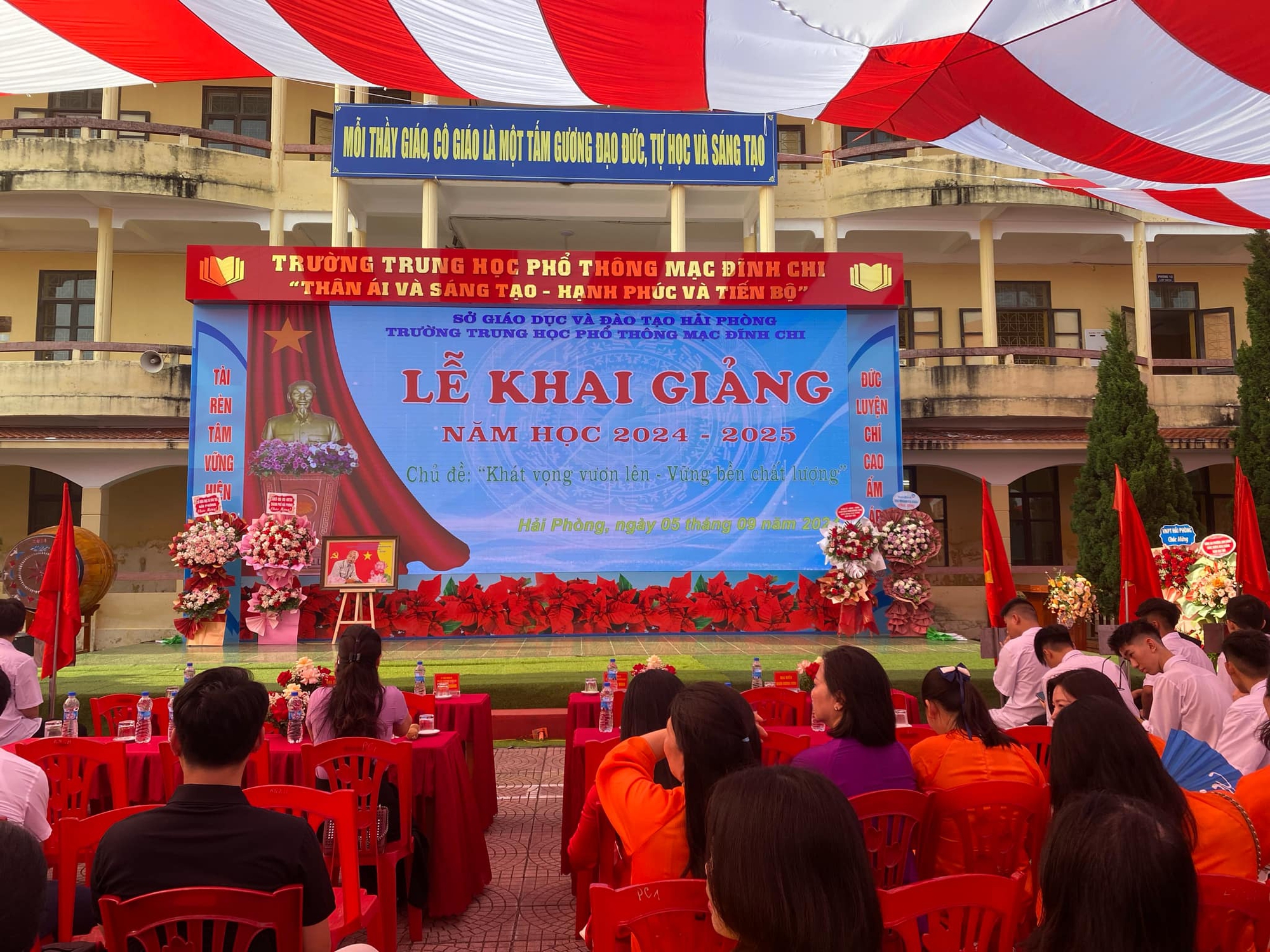 Xúc động bài diễn văn khai giảng năm học mới của thầy hiệu trưởng với lời khuyên: Học làm người để sống hạnh phúc- Ảnh 1.