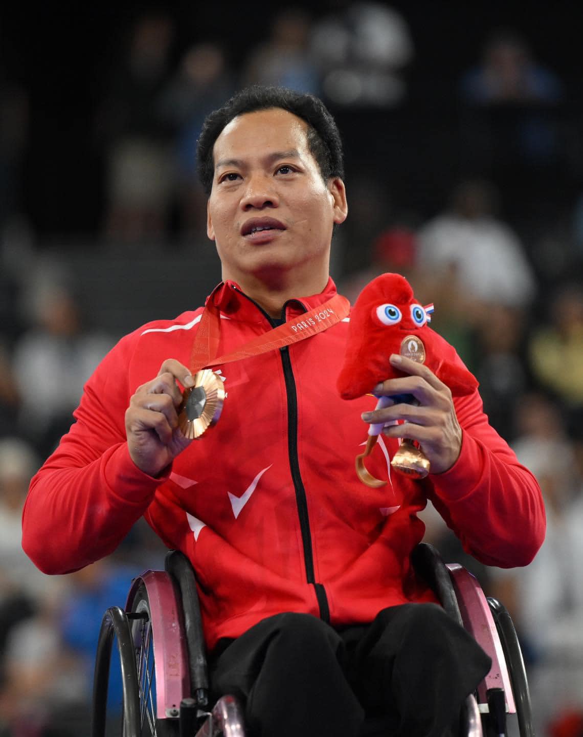 Lê Văn Công: "Giành HCĐ cử tạ Paralympic 2024 xong, tay tôi xụi luôn, không thể cầm đũa ăn cơm" - Ảnh 1.