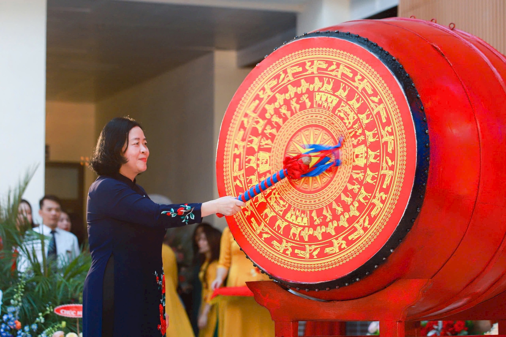 Bí thư Hà Nội đánh trống khai giảng, Chủ tịch tham quan hoạt động sáng tạo trong dạy học- Ảnh 1.