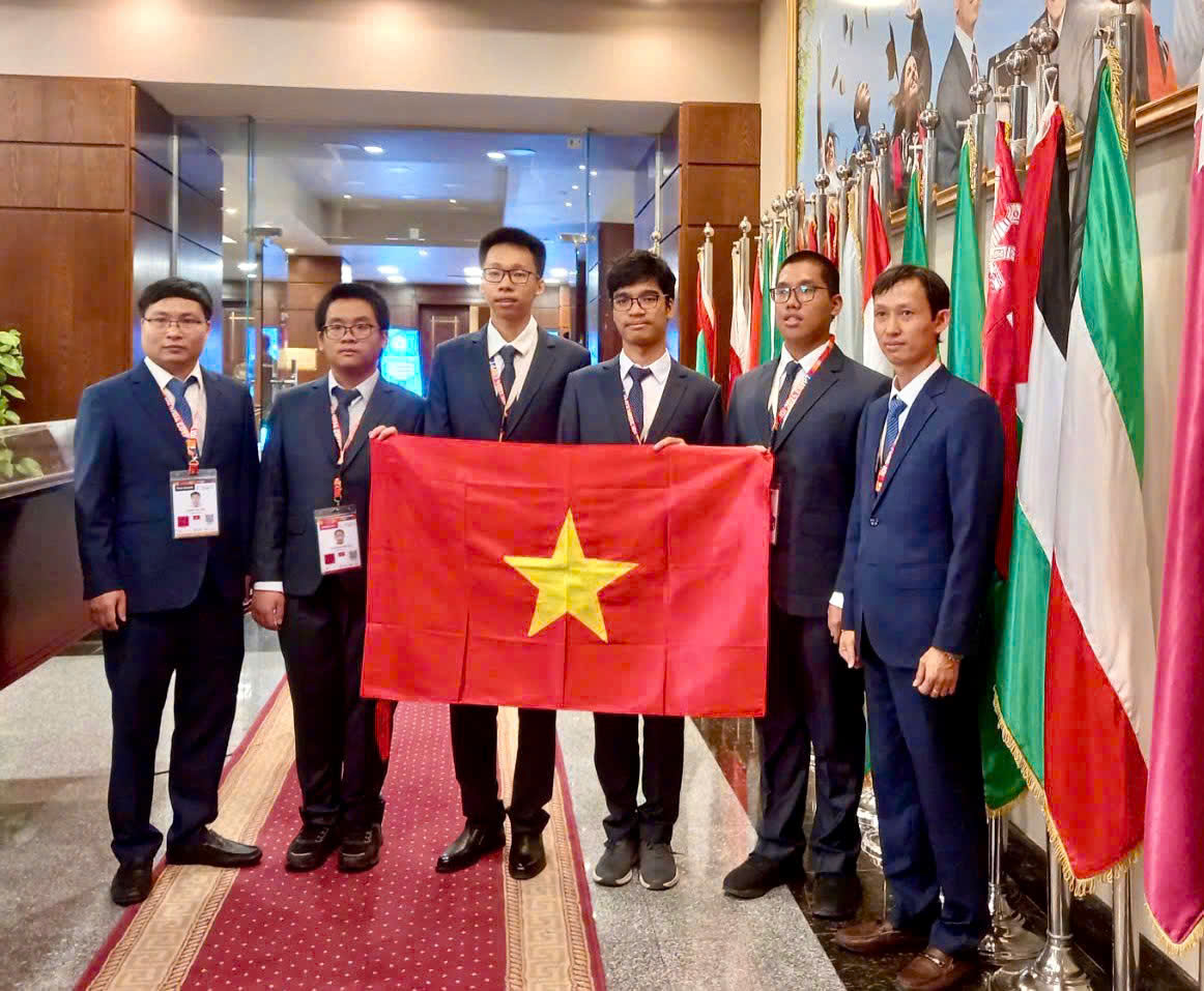 Một trường ở Hà Nội có 4 học sinh đạt giải cao tại Olympic Tin học Quốc tế 2024 - Ảnh 1.