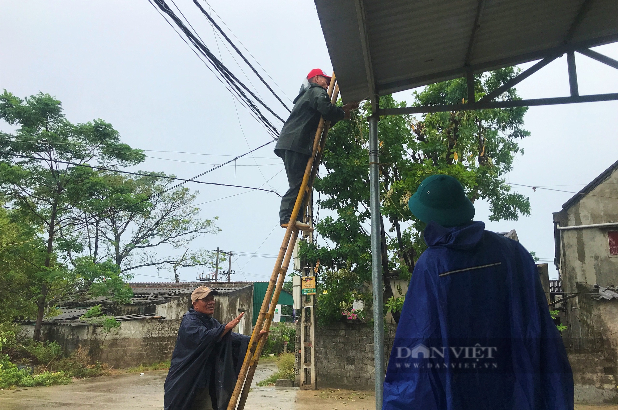 Siêu bão số 3 (Yagi): Người dân ở Nghệ An neo tàu thuyền, gia cố nơi xung yếu đảm bảo an toàn- Ảnh 1.