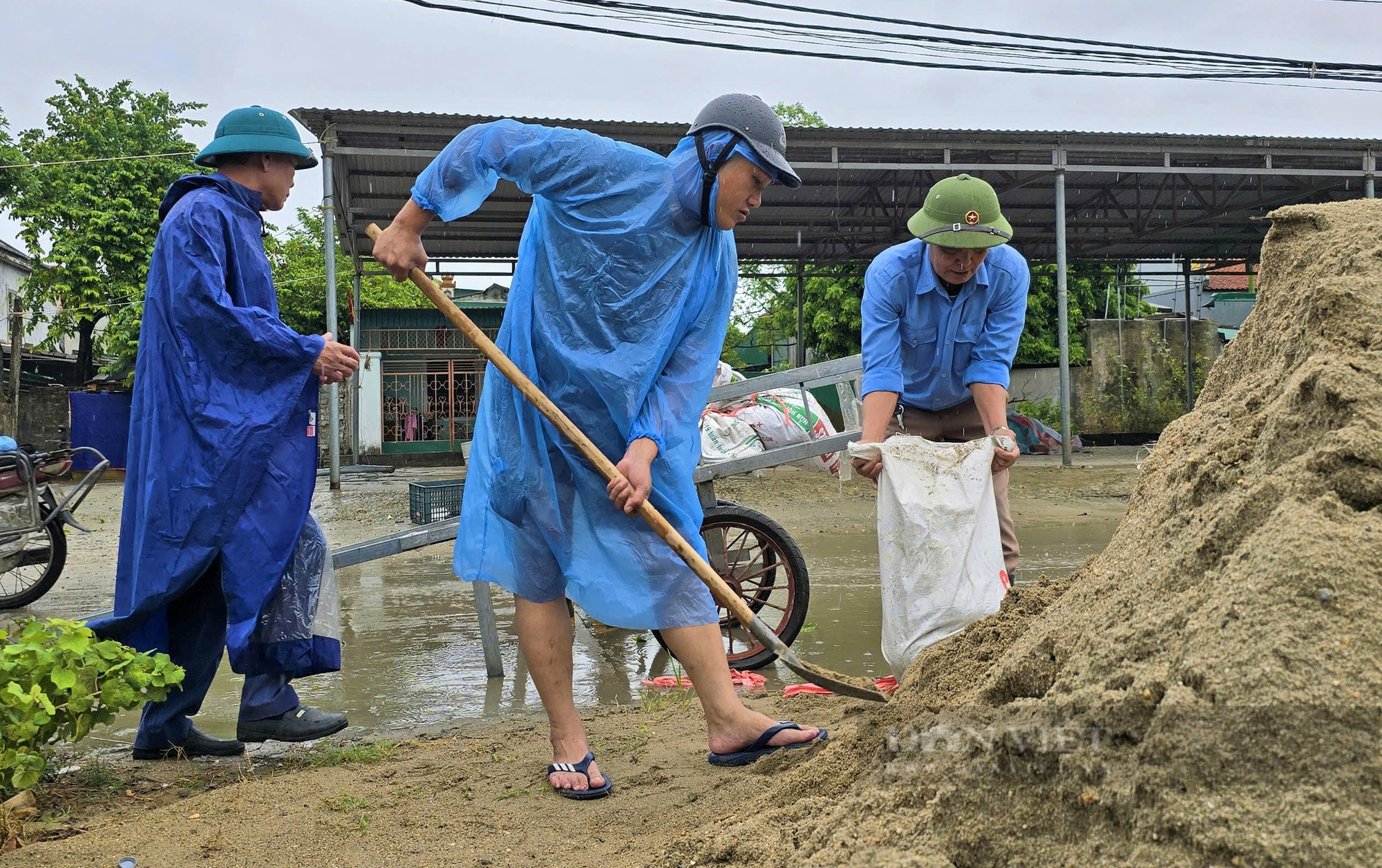 Siêu bão số 3 (Yagi): Người dân ở Nghệ An neo tàu thuyền, gia cố nơi xung yếu đảm bảo an toàn- Ảnh 3.