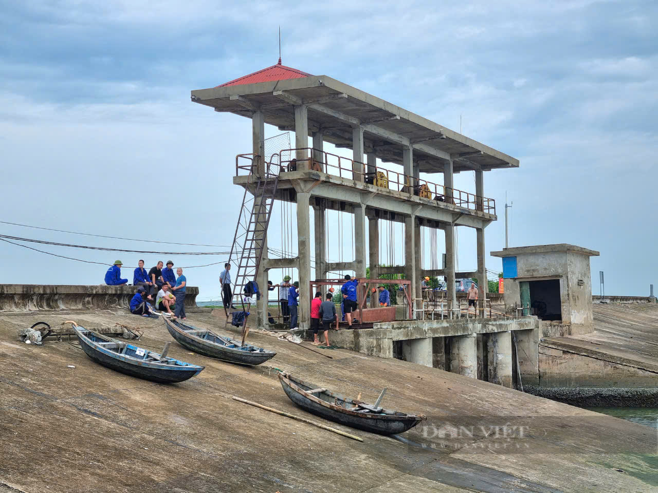 Ứng phó siêu bão số 3, người dân Ninh Bình đưa hết túi nước, bao cát lên mái nhà chống gió mạnh - Ảnh 8.